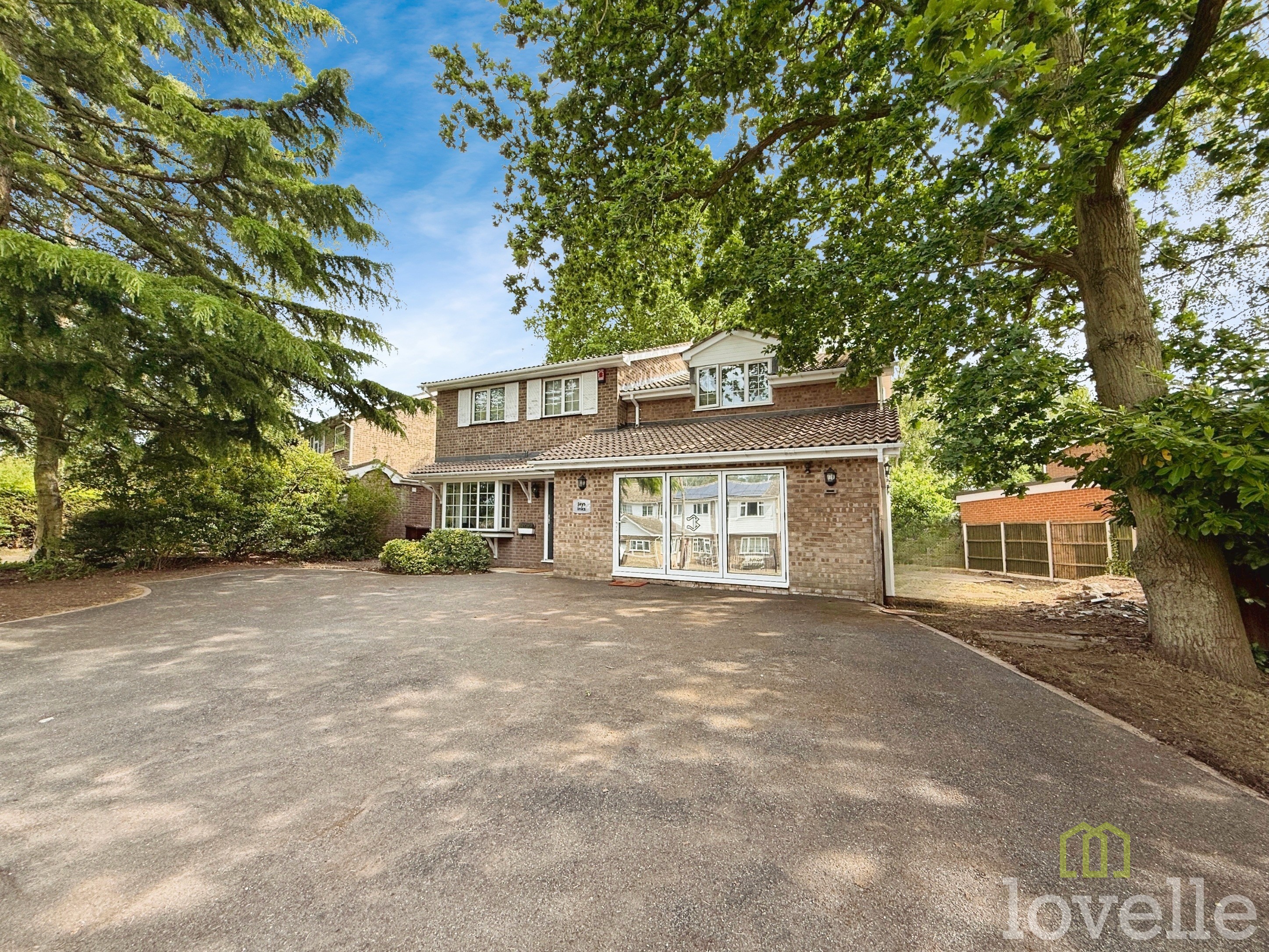 5 bedroom Detached house Under Offer