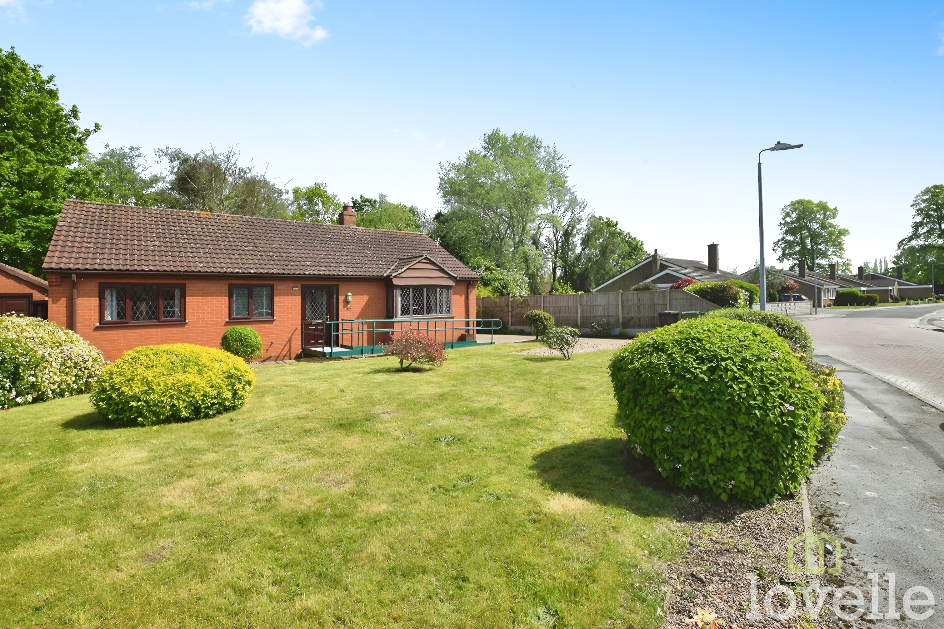 3 bedroom Detached bungalow Under Offer