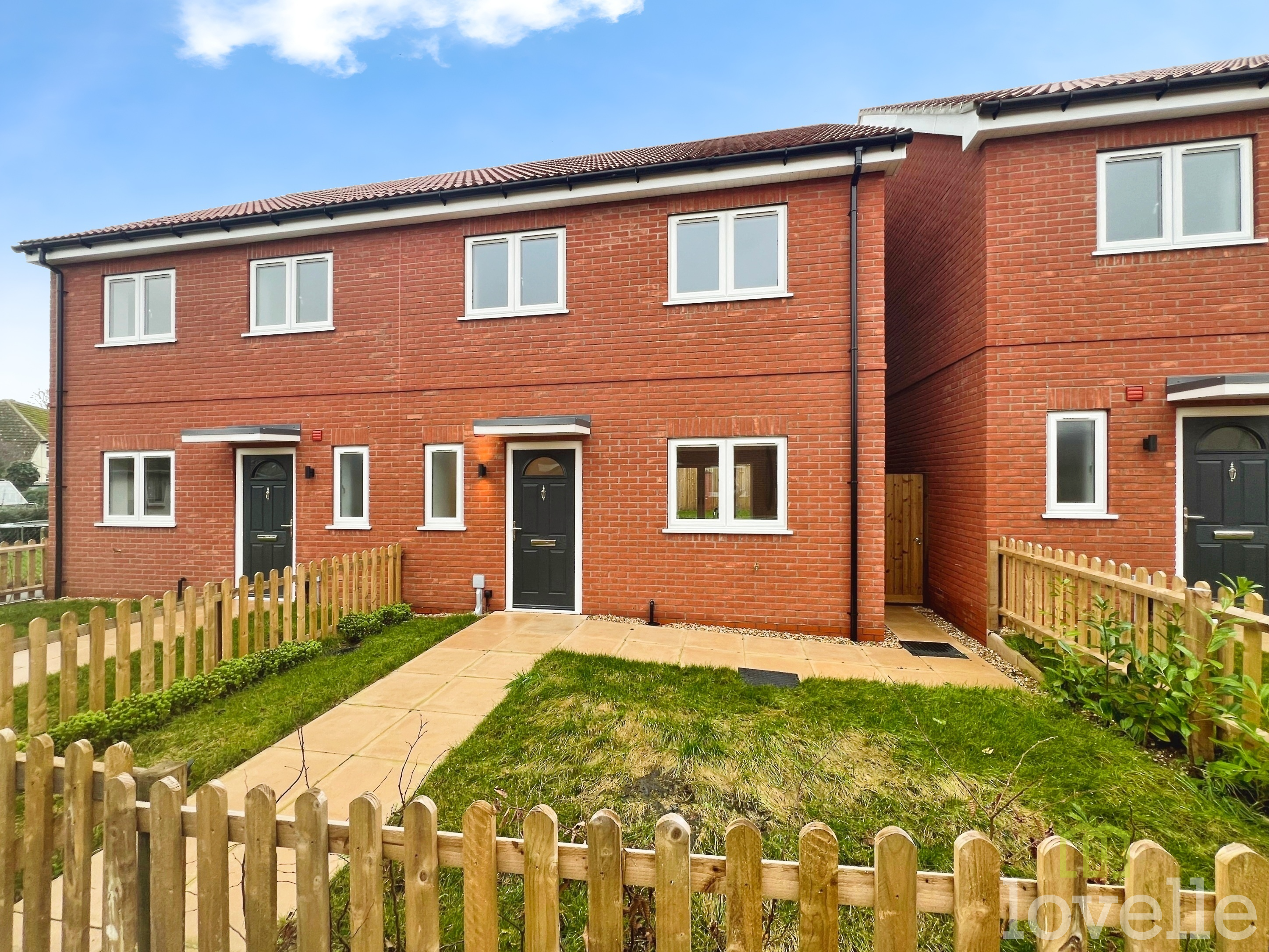 3 bedroom Semi-detached house To Let