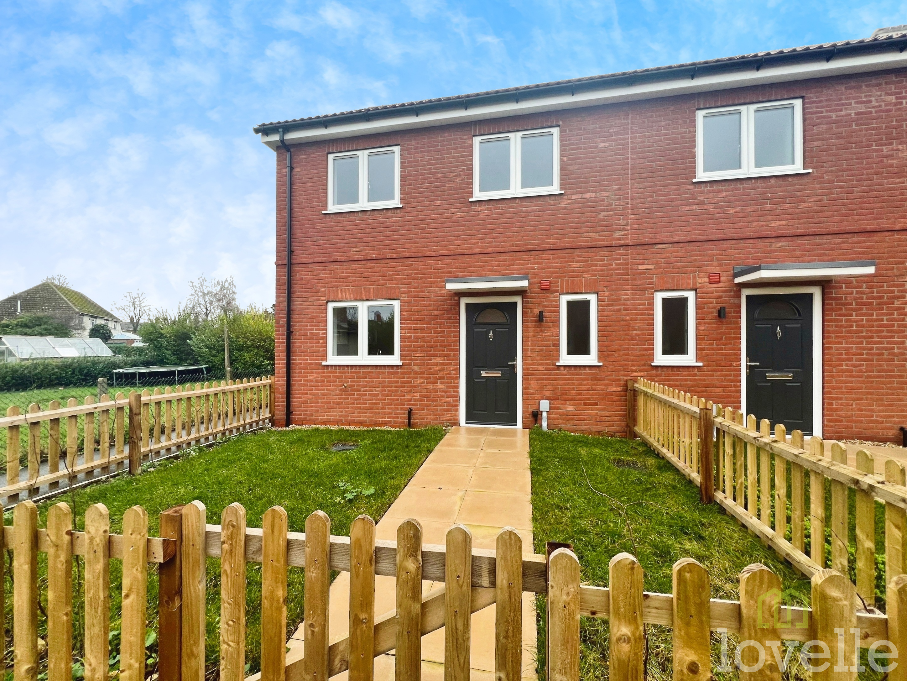 3 bedroom Semi-detached house To Let