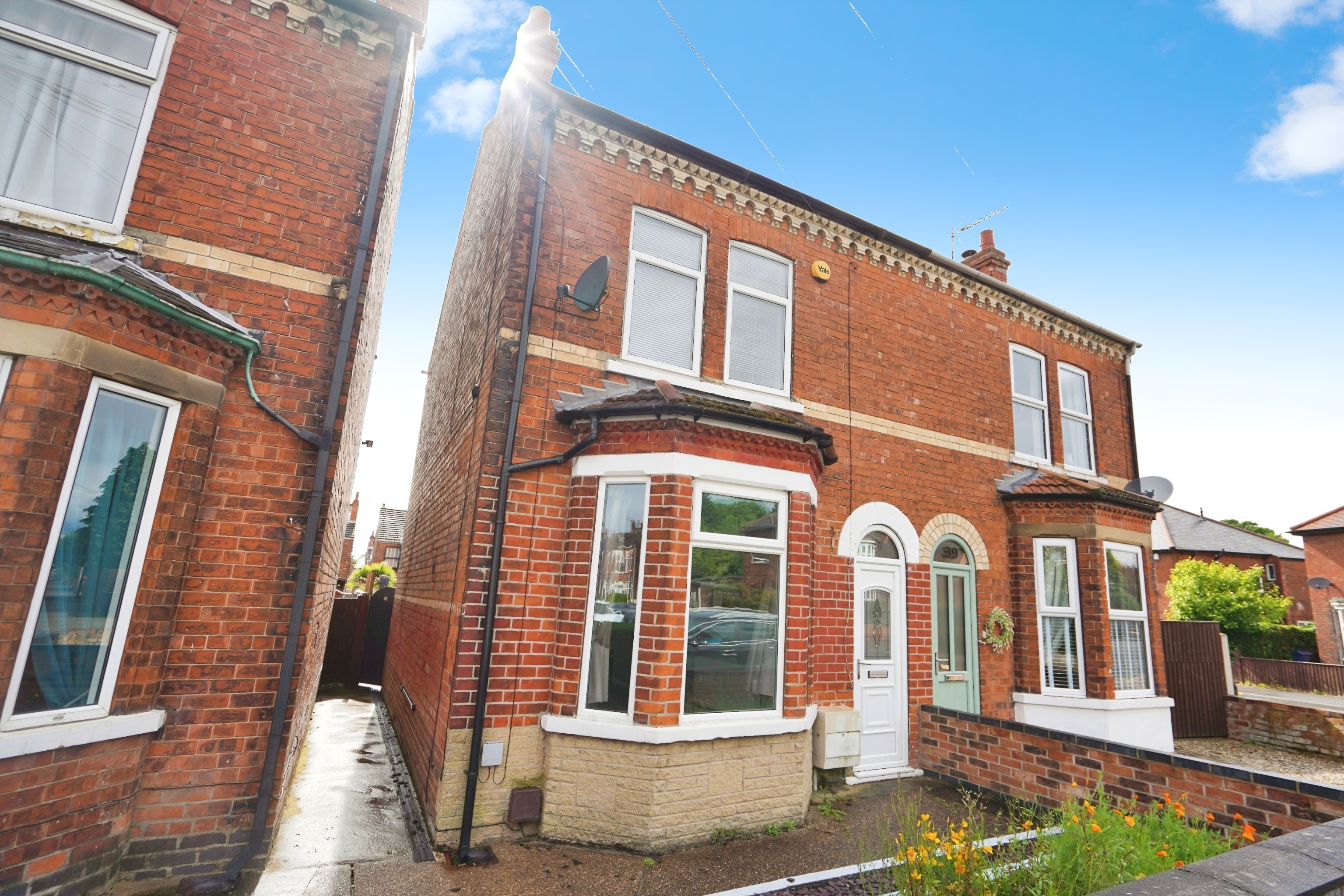 3 bedroom Semi-detached house Under Offer