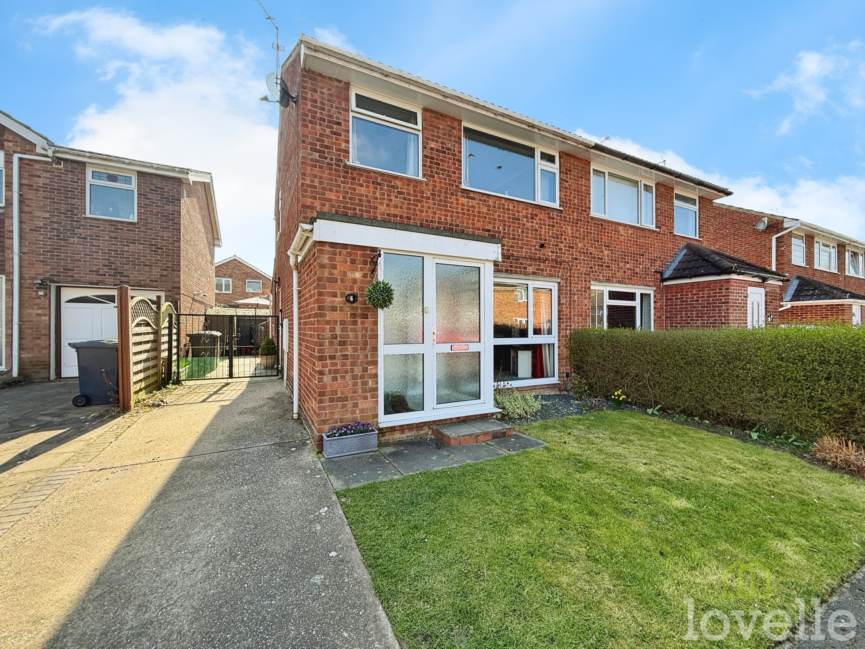3 bedroom Semi-detached house Under Offer