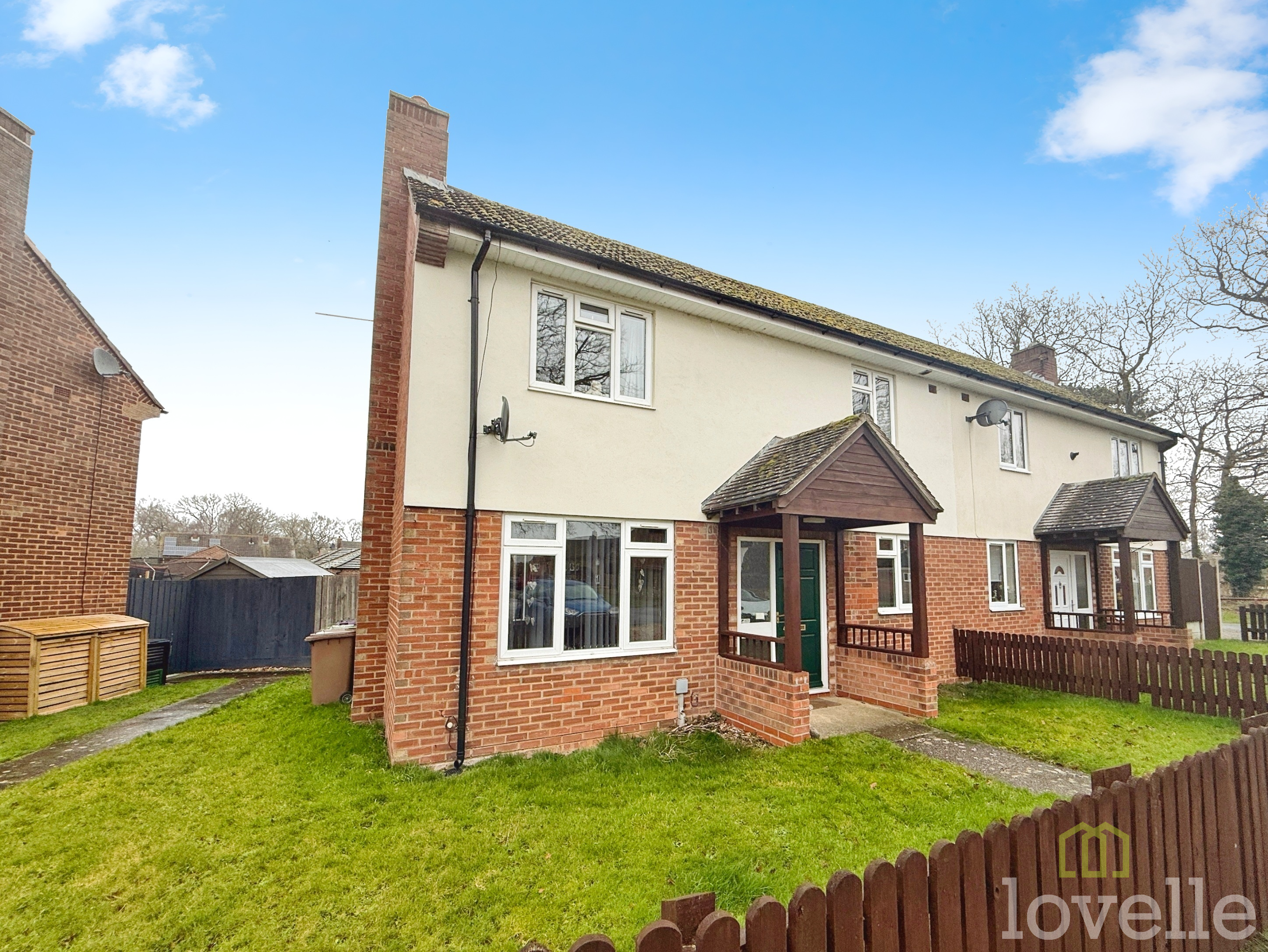 2 bedroom Semi-detached house Under Offer