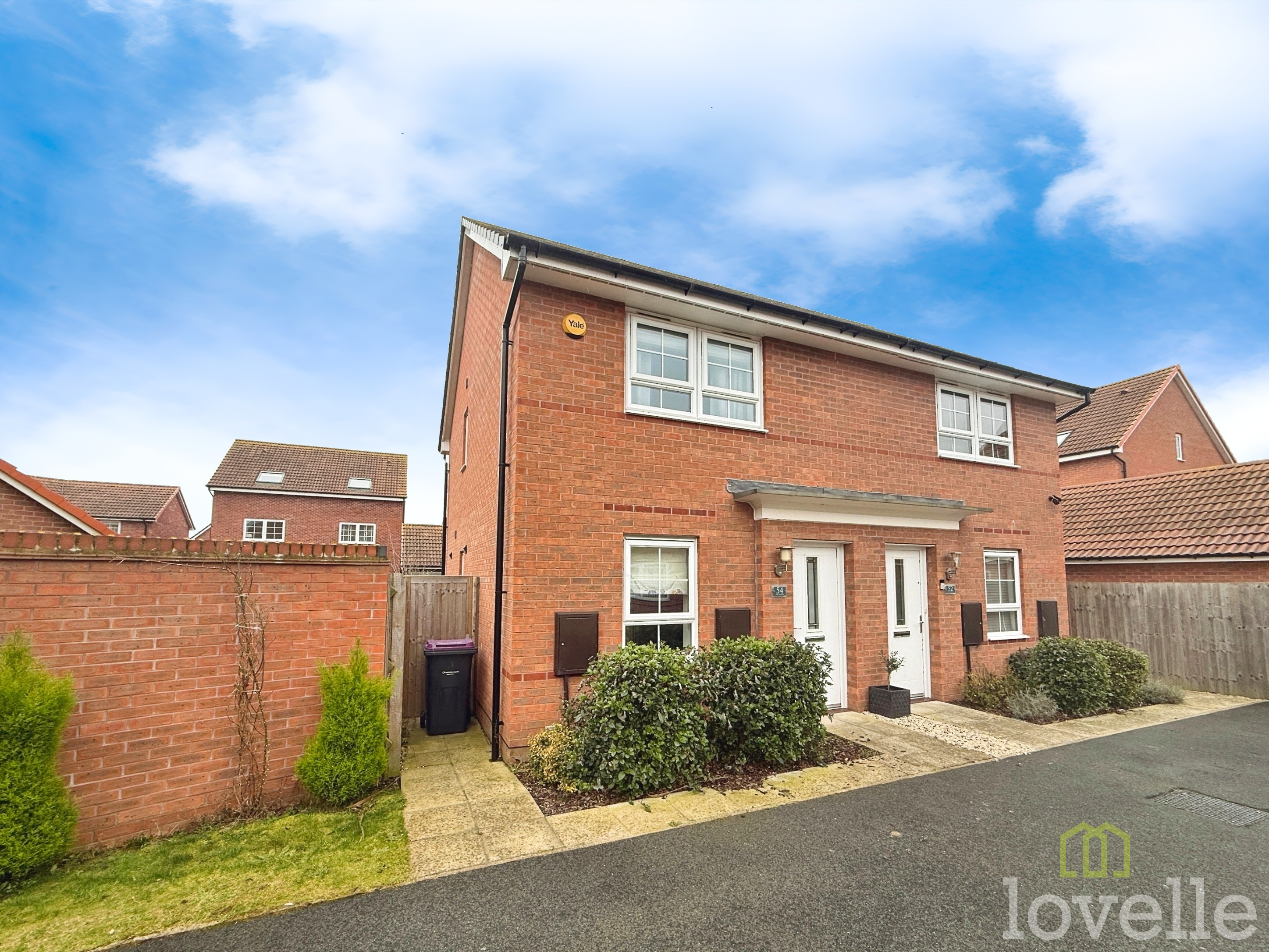 2 bedroom Semi-detached house Under Offer