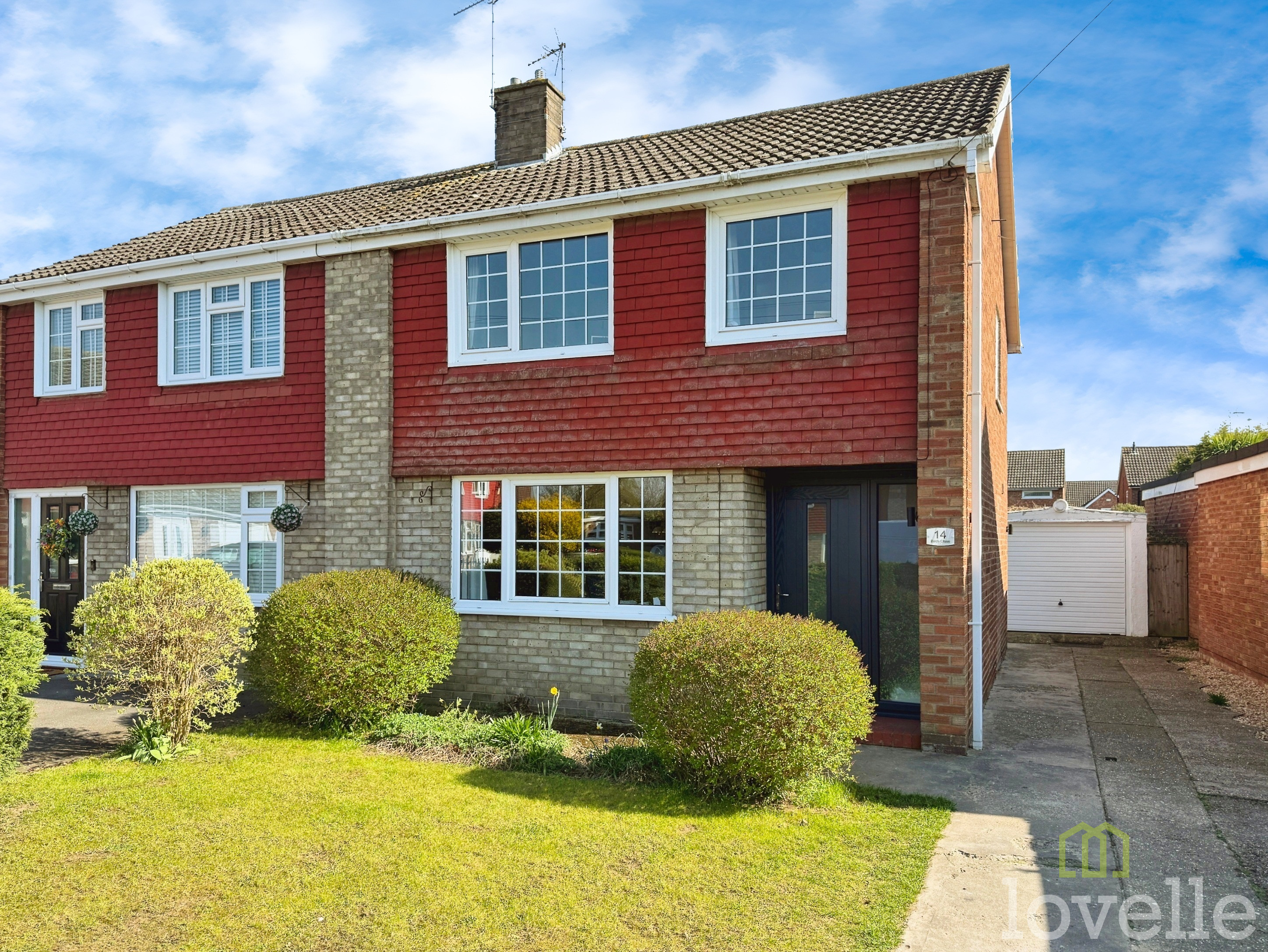 3 bedroom Semi-detached house Under Offer