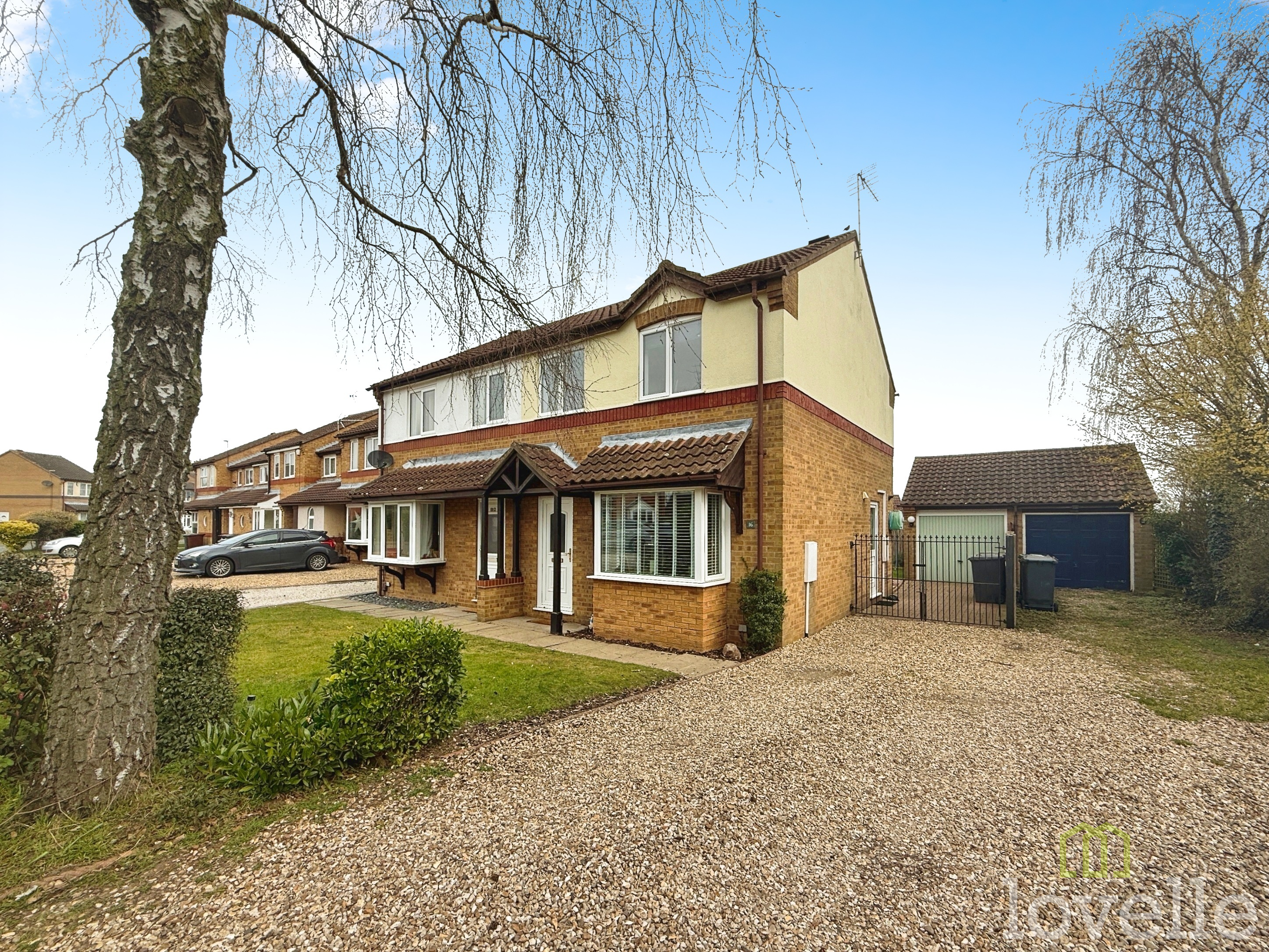 3 bedroom Semi-detached house Under Offer