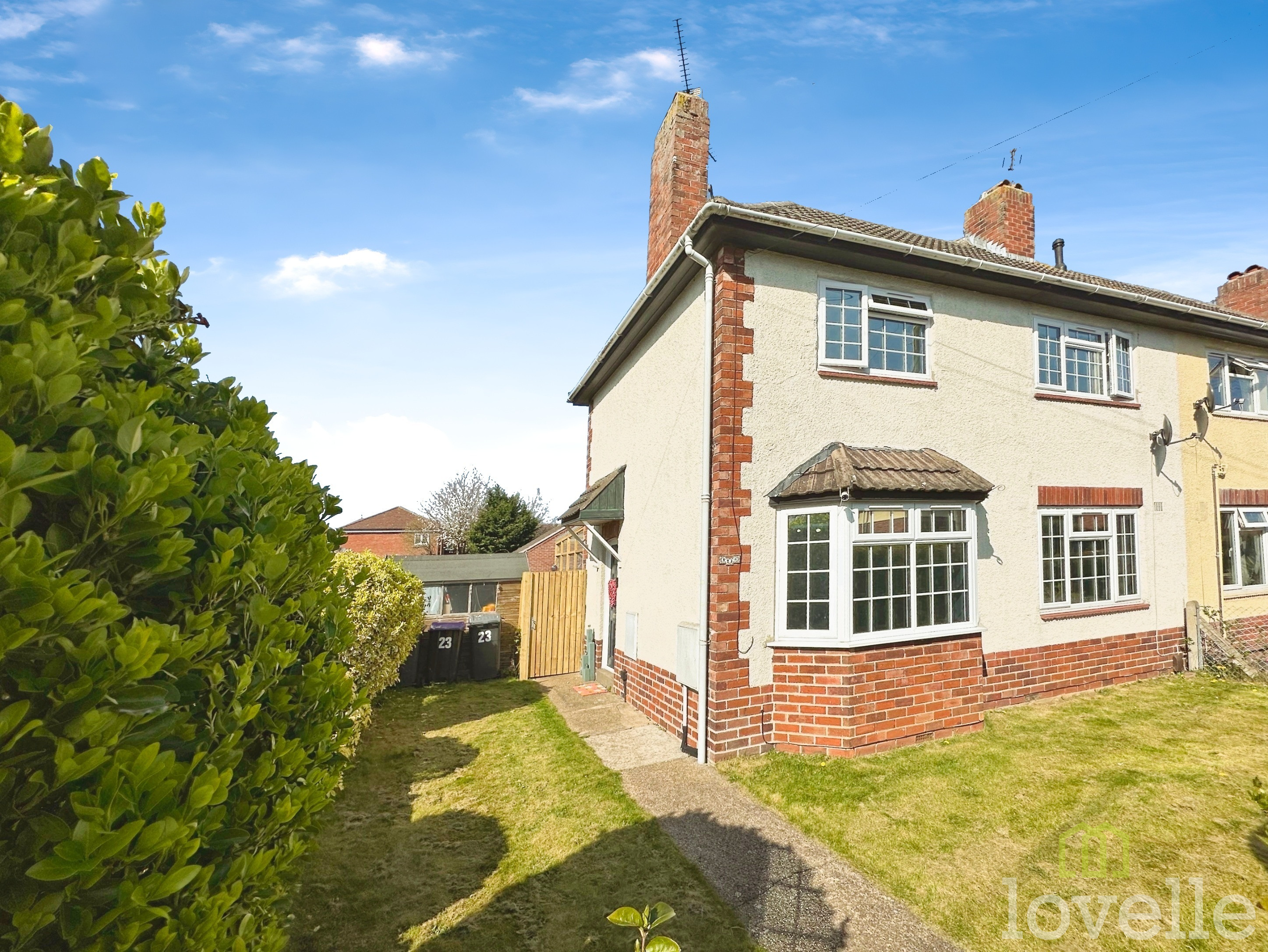 3 bedroom Semi-detached house Under Offer