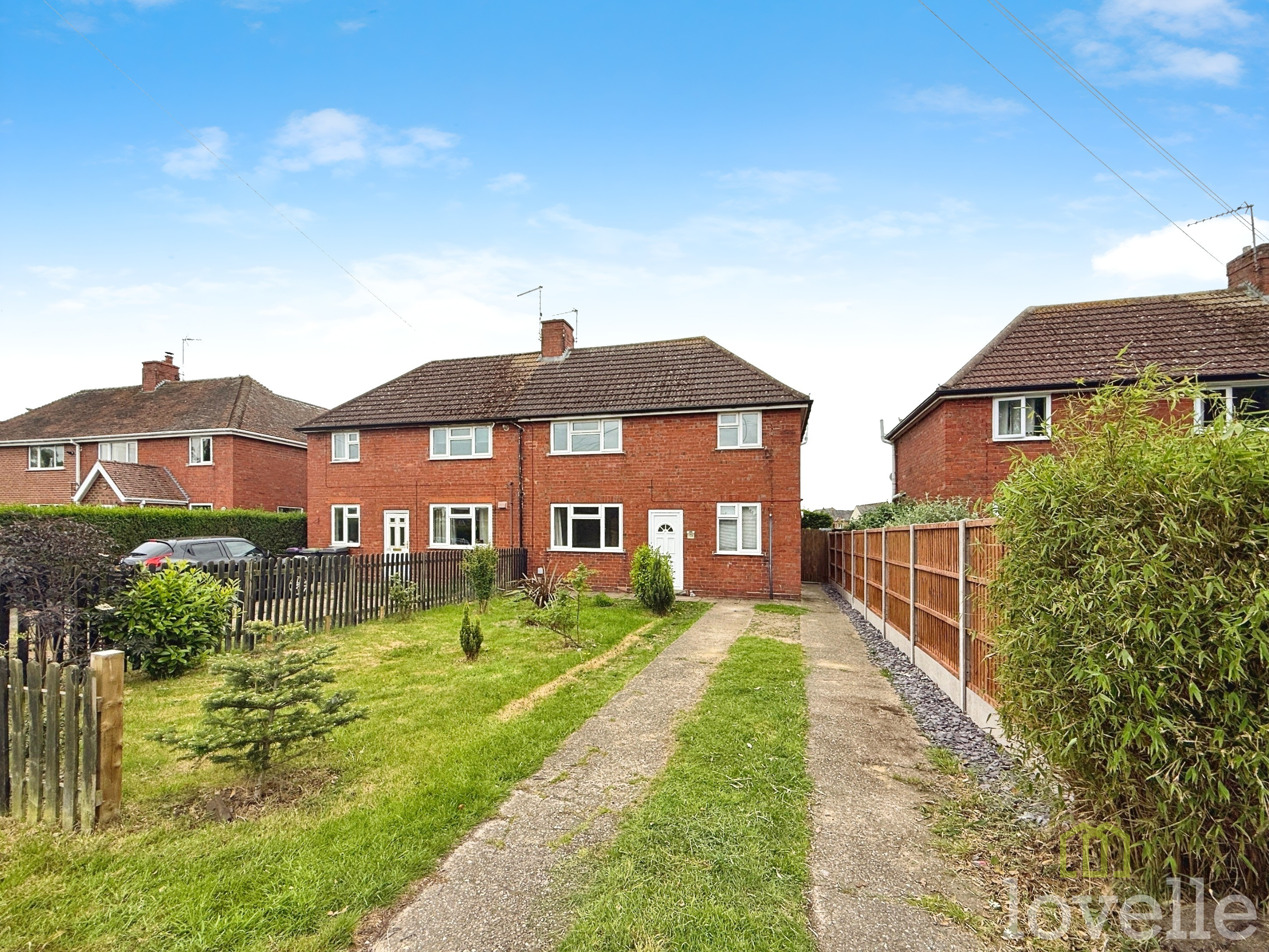 3 bedroom Semi-detached house Under Offer