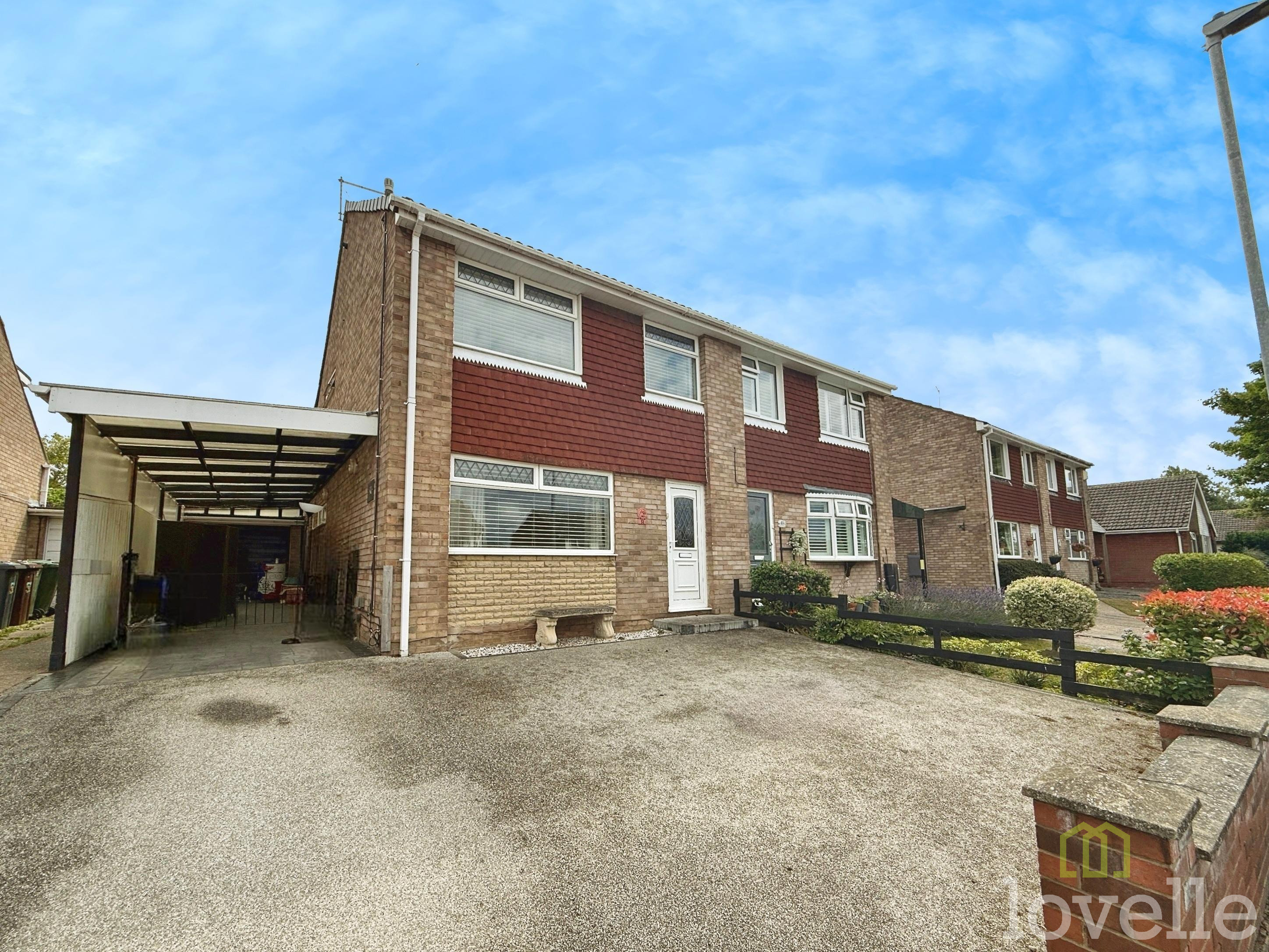 3 bedroom Semi-detached house Under Offer