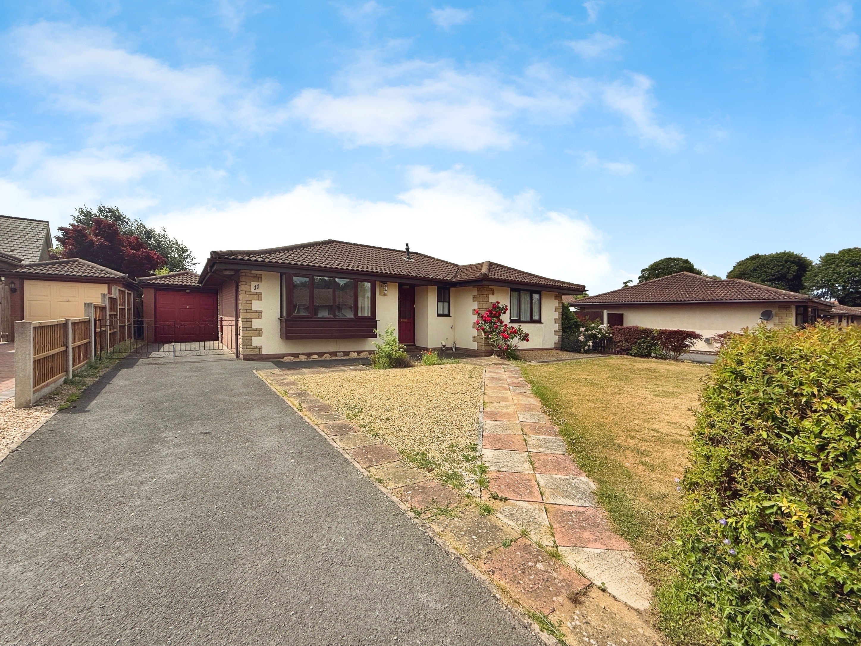 3 bedroom Detached bungalow Under Offer