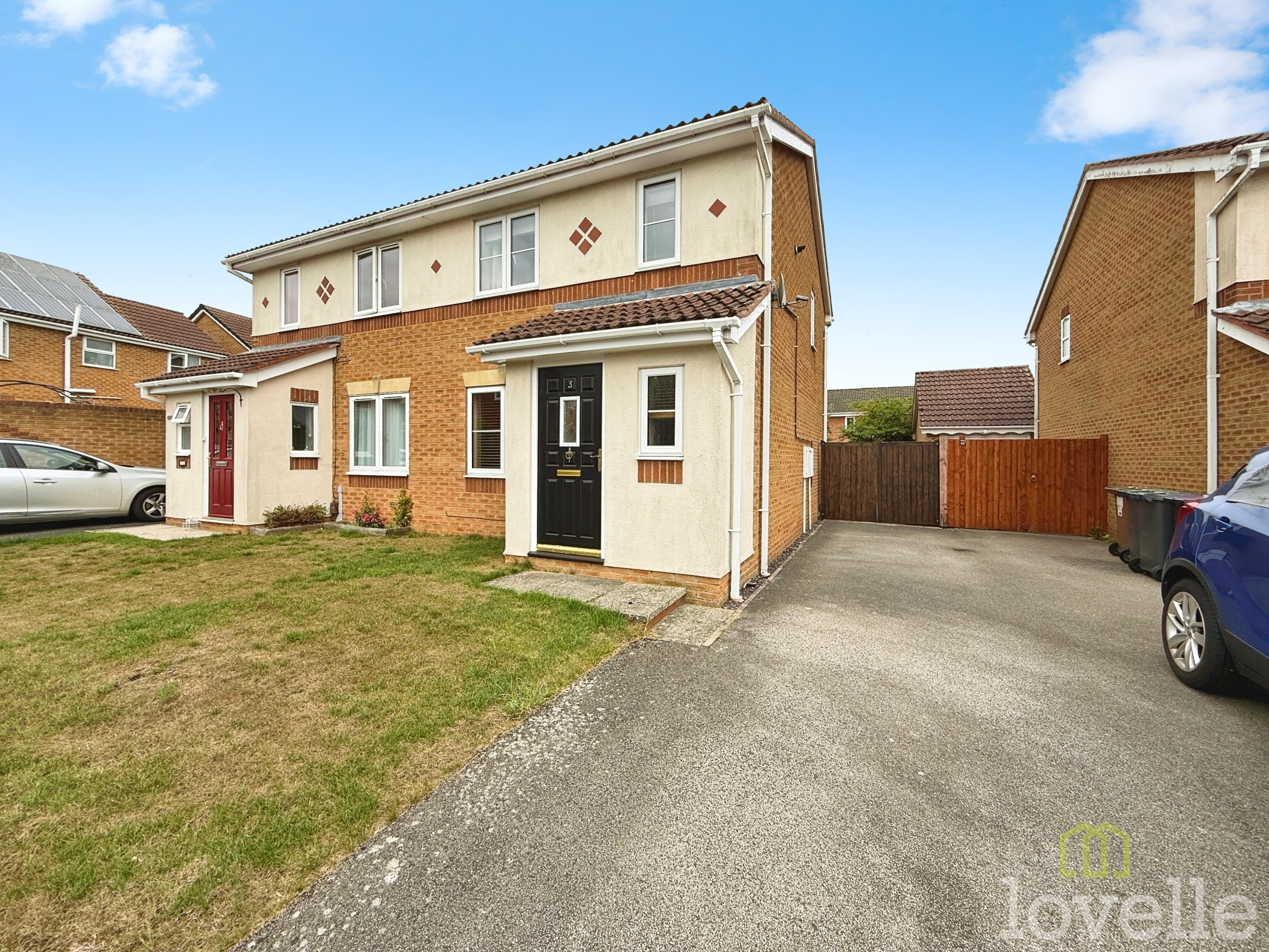 3 bedroom Semi-detached house Under Offer