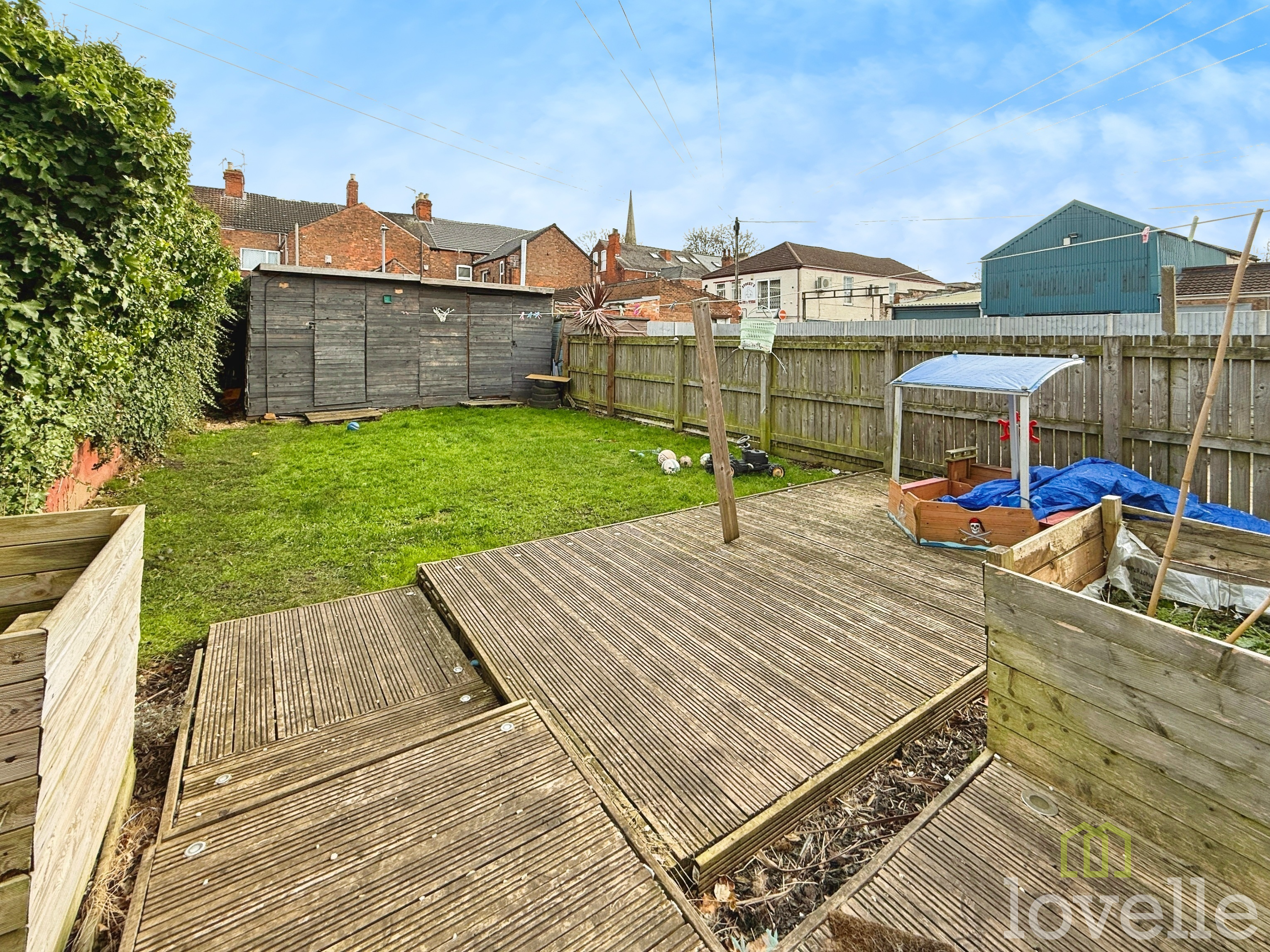 3 bedroom Semi-detached house Under Offer