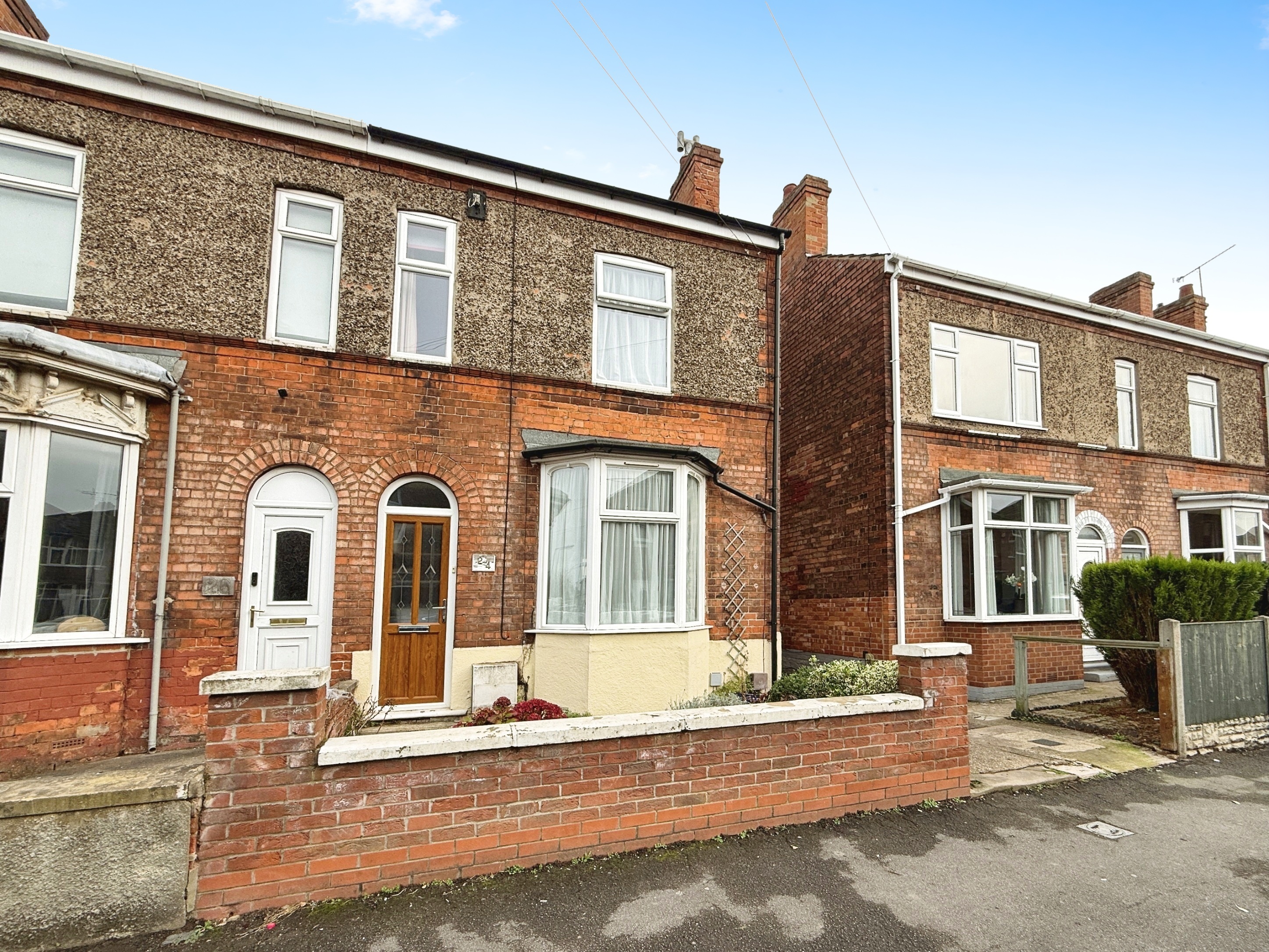 3 bedroom Semi-detached house Under Offer