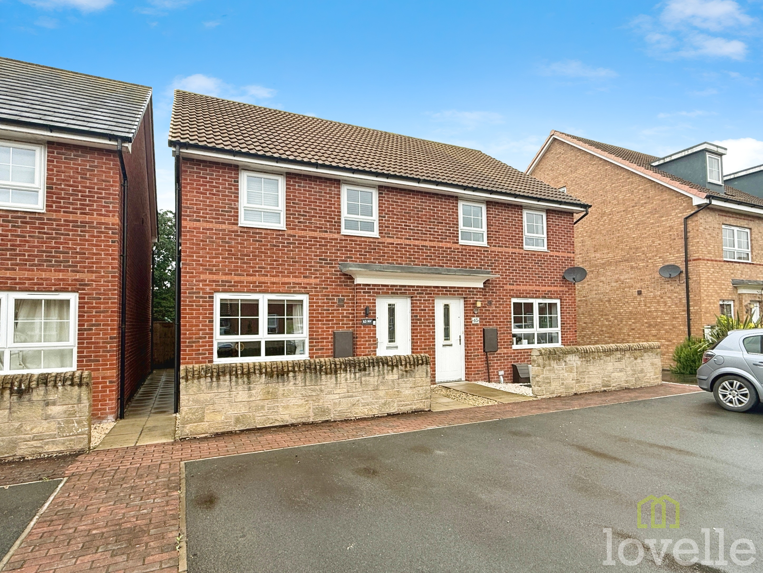 3 bedroom Semi-detached house Under Offer