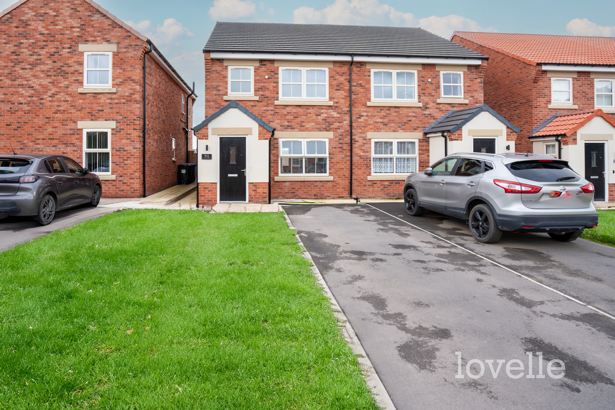 3 bedroom Semi-detached house Under Offer