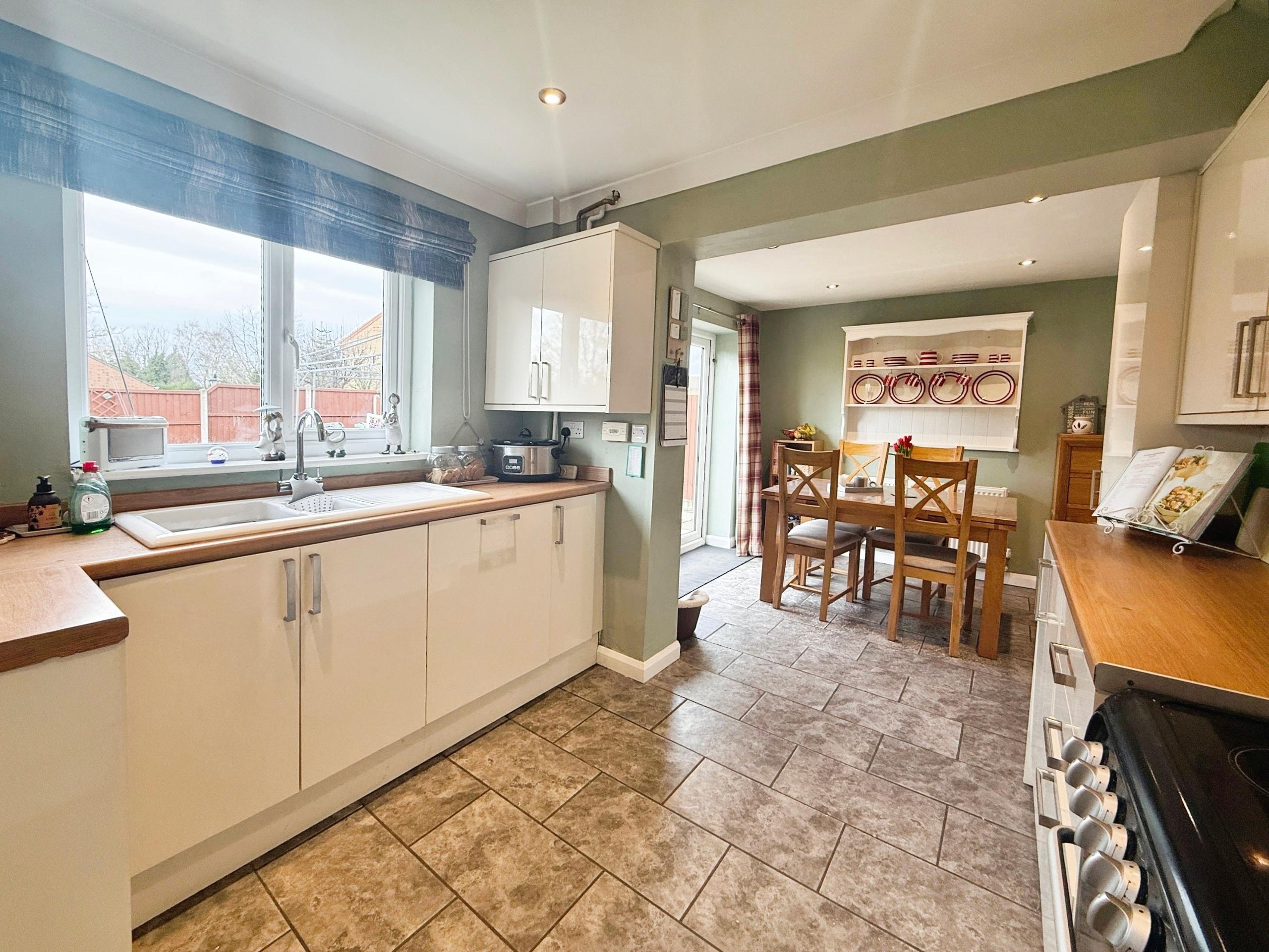 3 bedroom Semi-detached house Under Offer