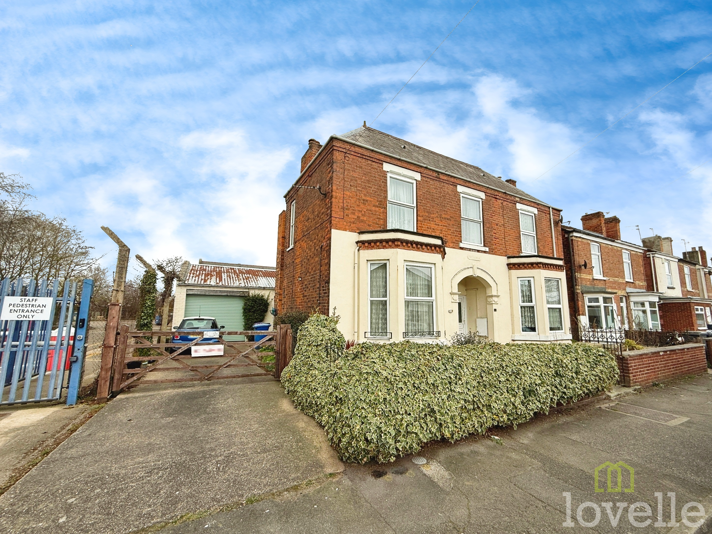 2 bedroom Semi-detached house Under Offer