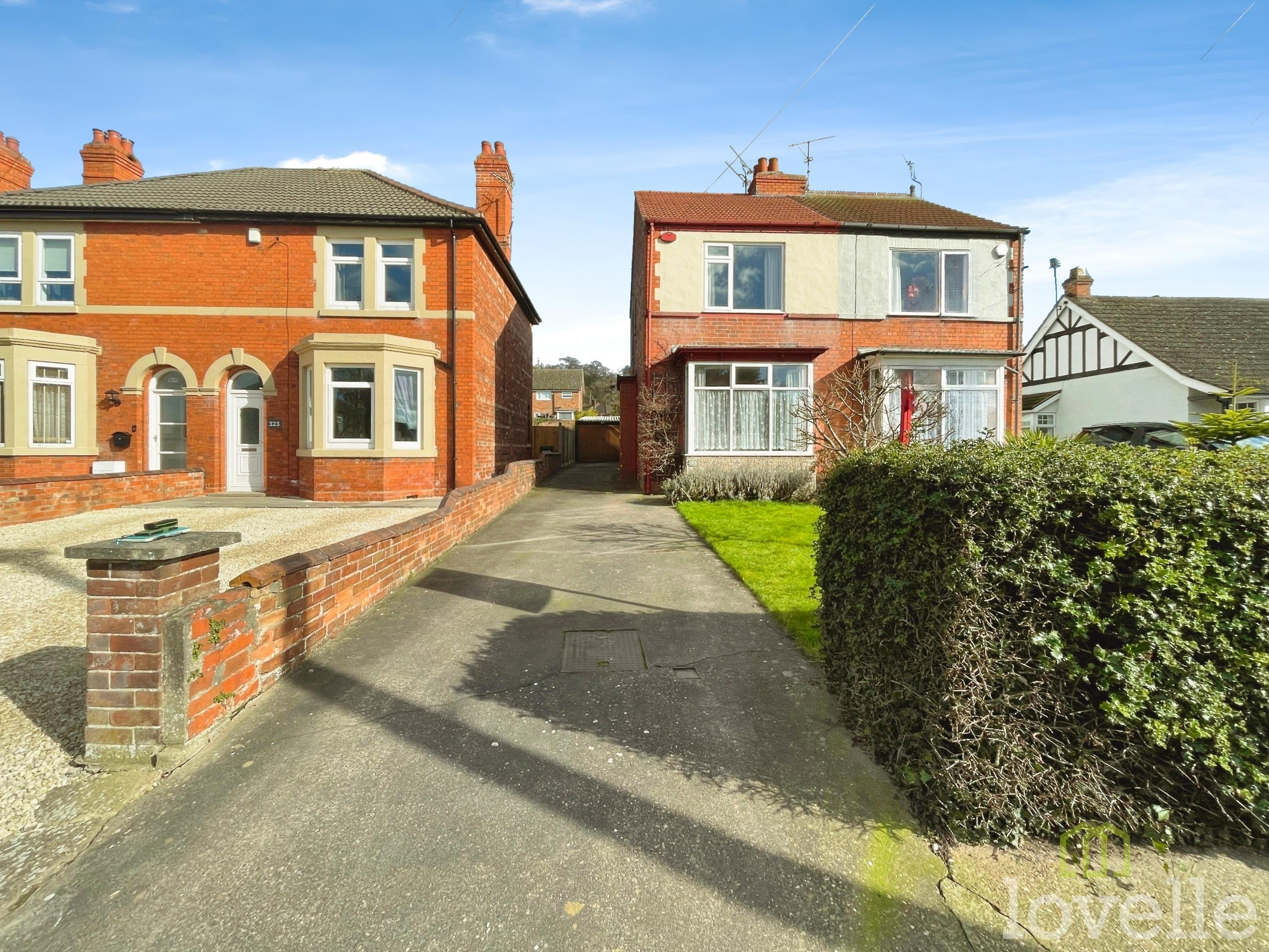 3 bedroom Semi-detached house Under Offer
