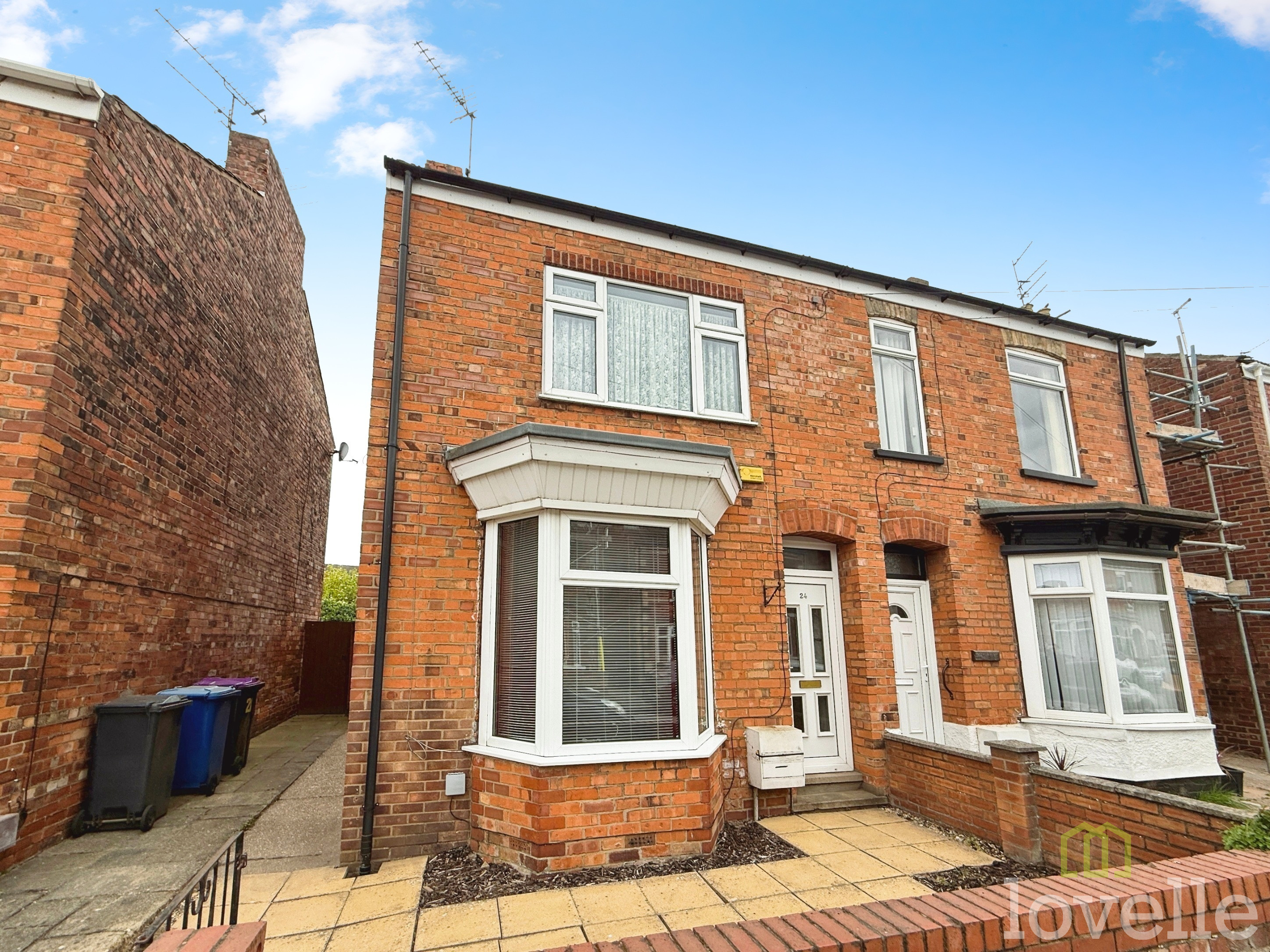 2 bedroom Semi-detached house Under Offer