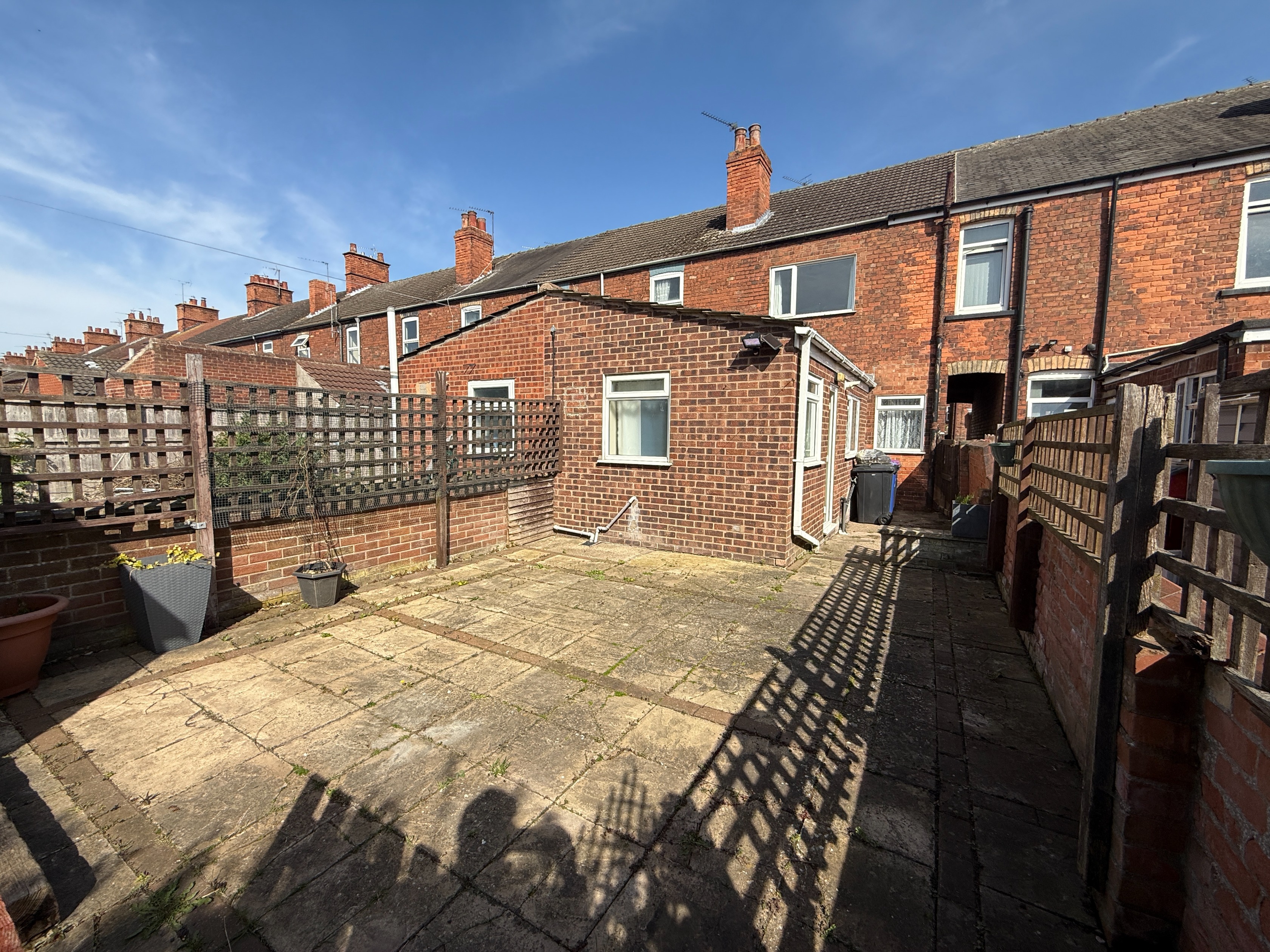 3 bedroom Semi-detached house Under Offer