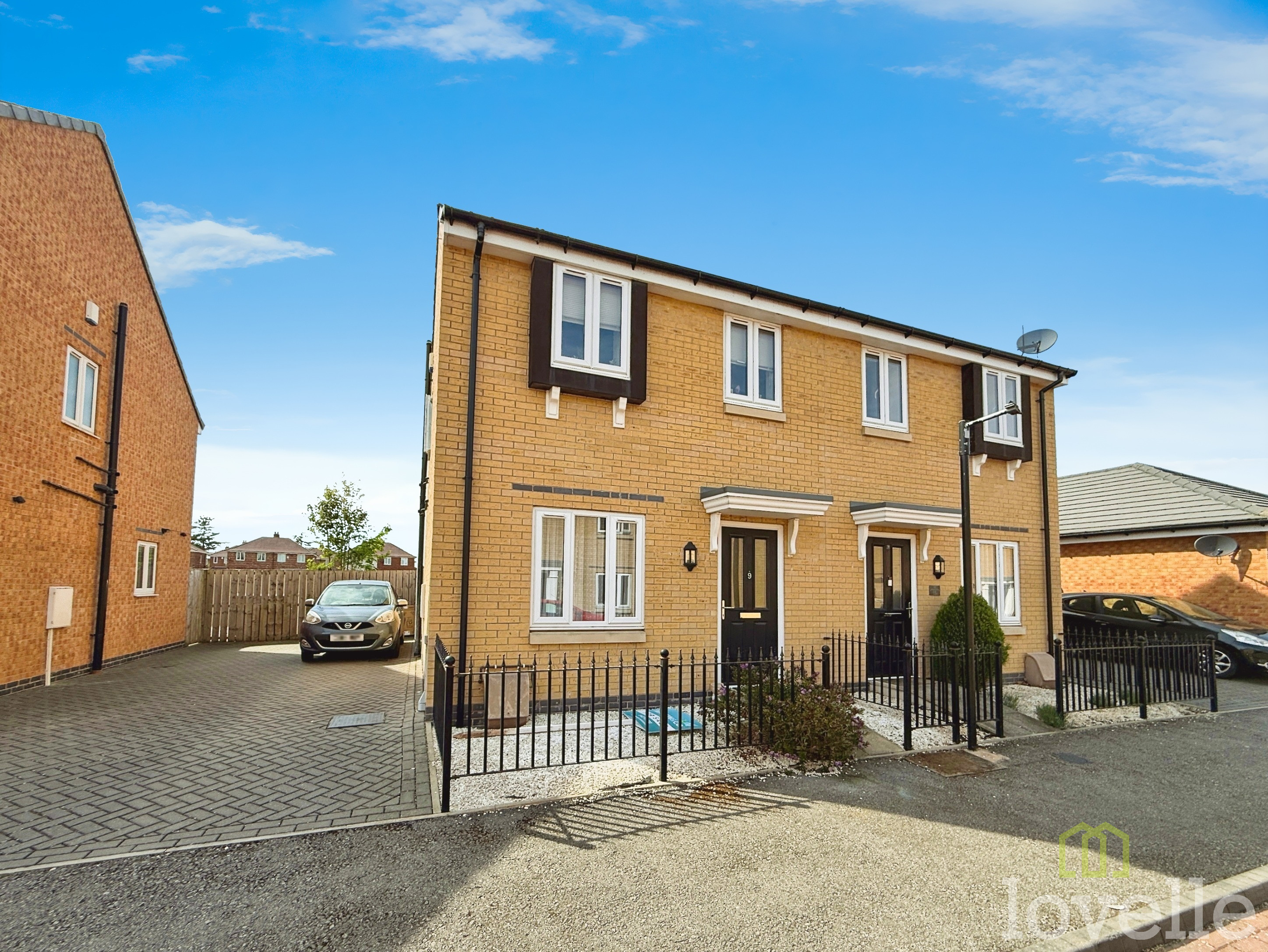 2 bedroom Semi-detached house Under Offer