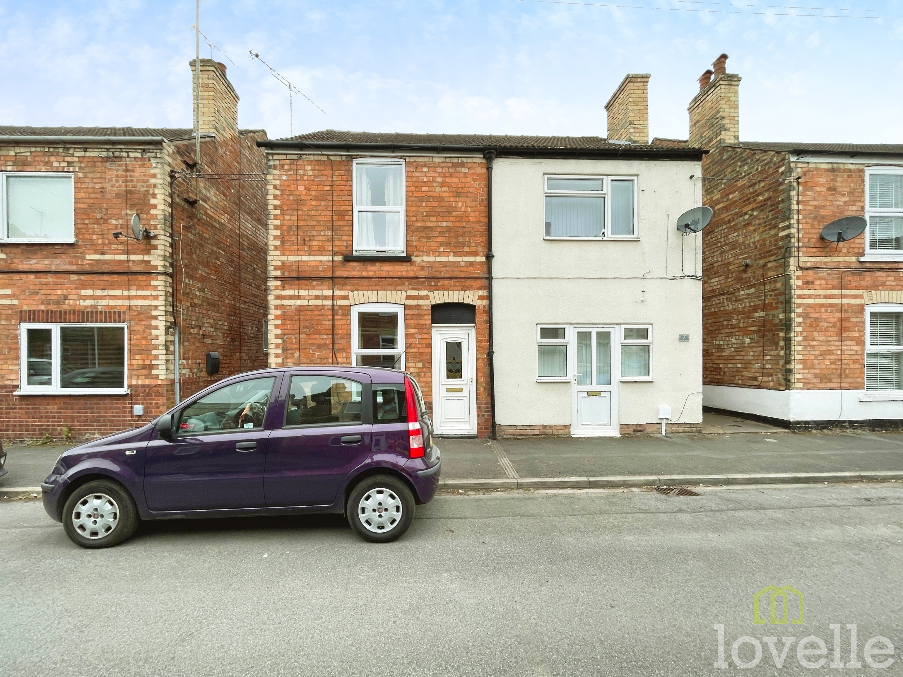 2 bedroom Semi-detached house Under Offer
