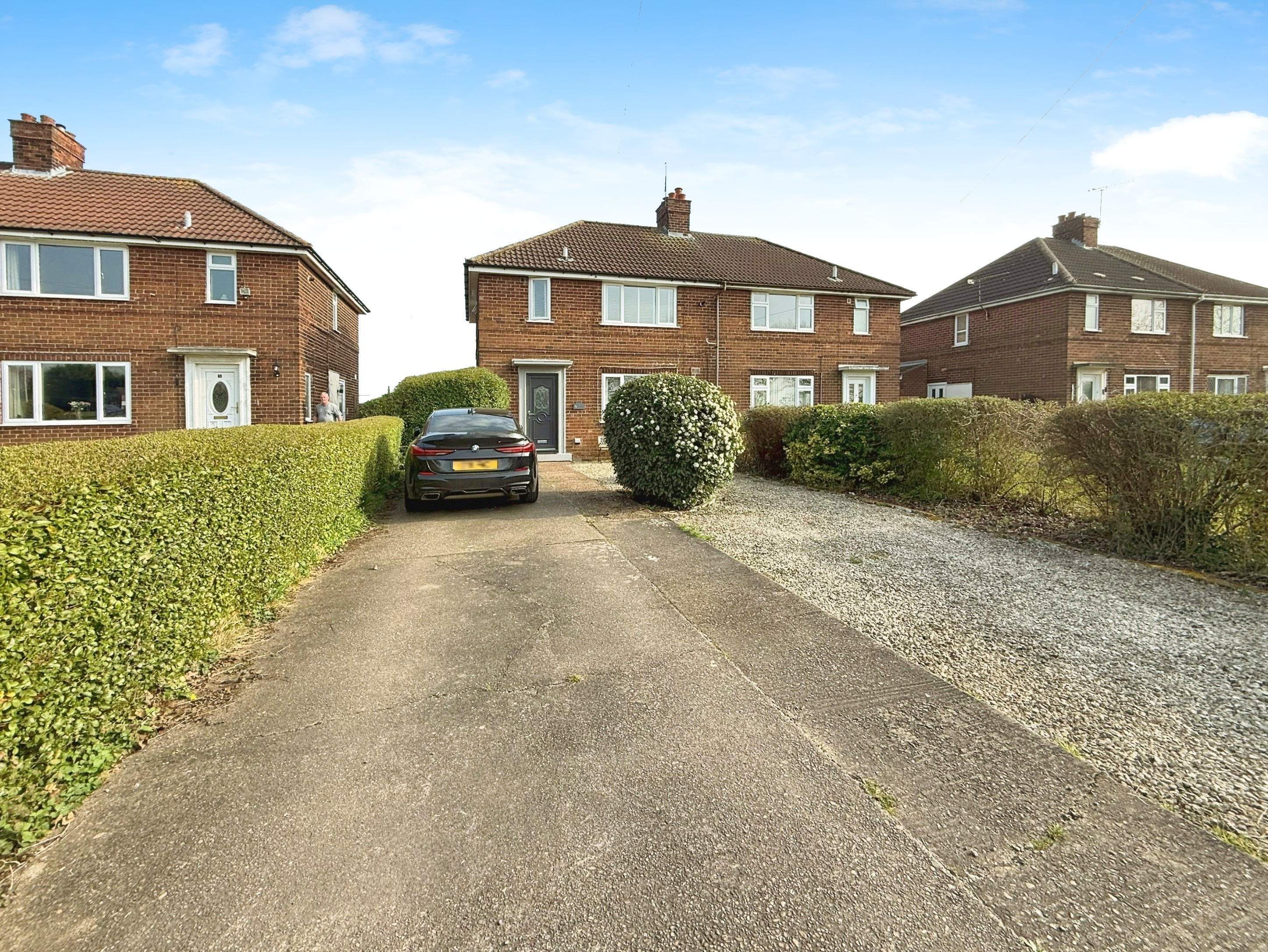 3 bedroom Semi-detached house Under Offer