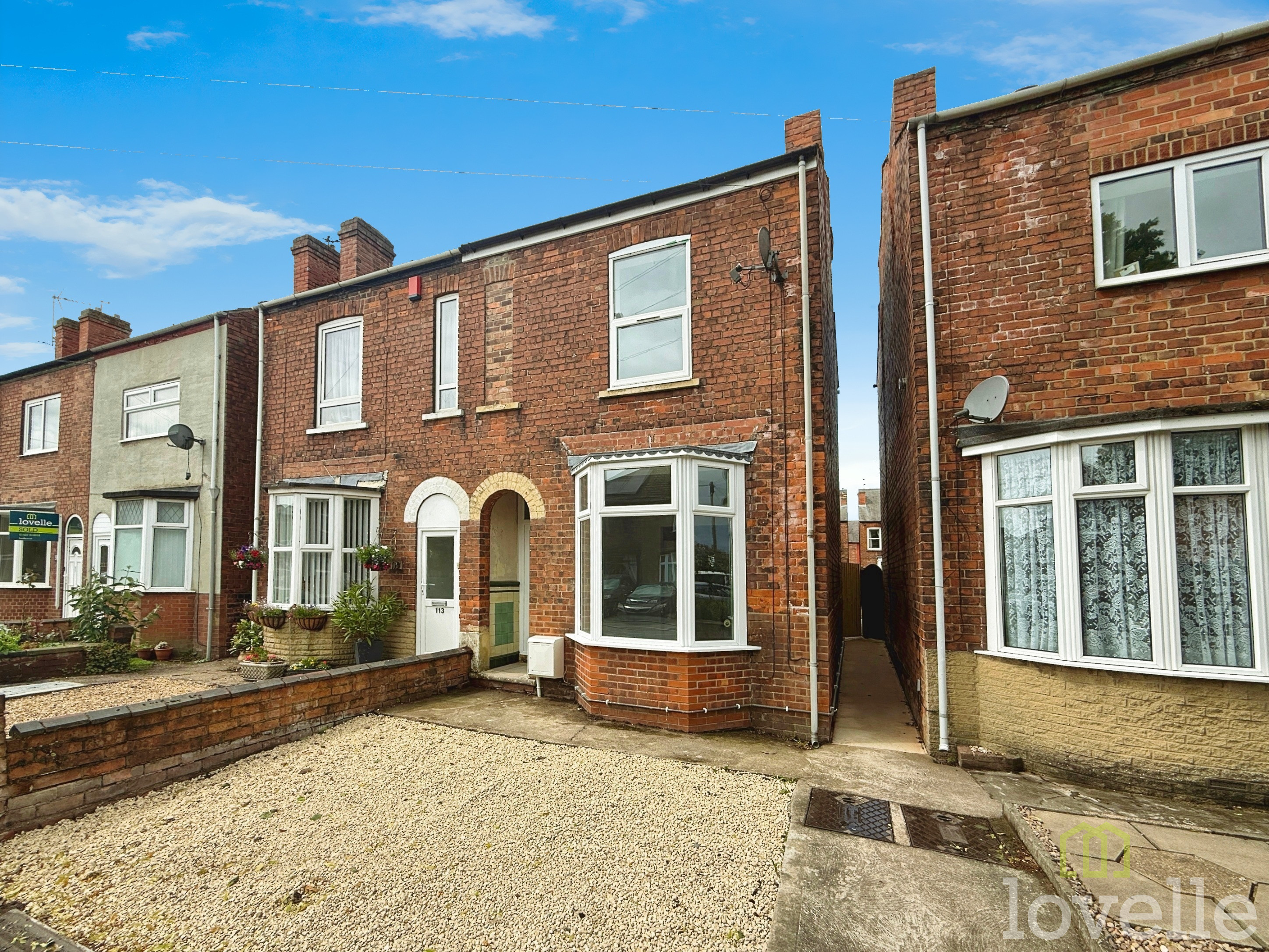 3 bedroom Semi-detached house Under Offer