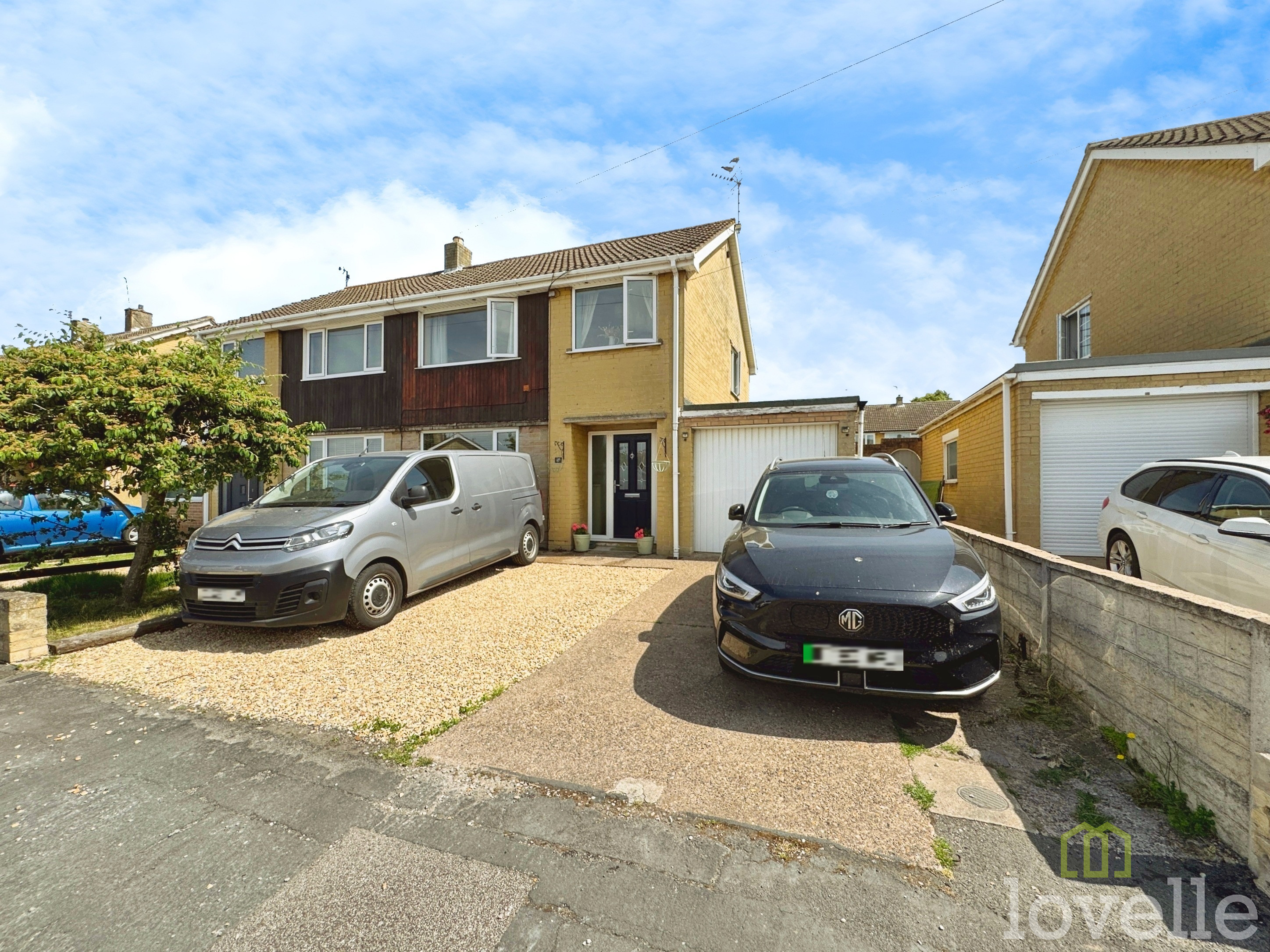 3 bedroom Semi-detached house Under Offer