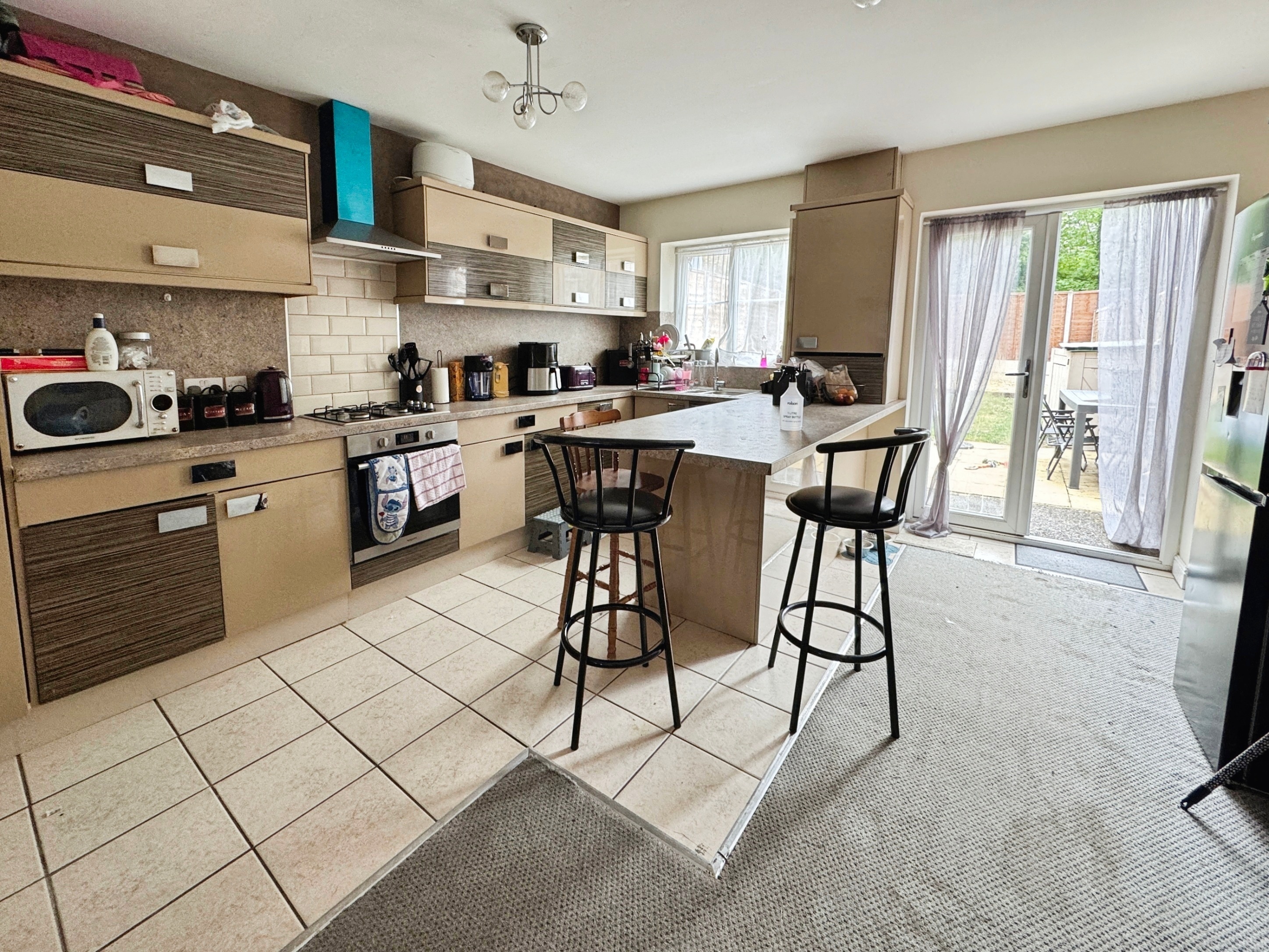 3 bedroom Semi-detached house Under Offer
