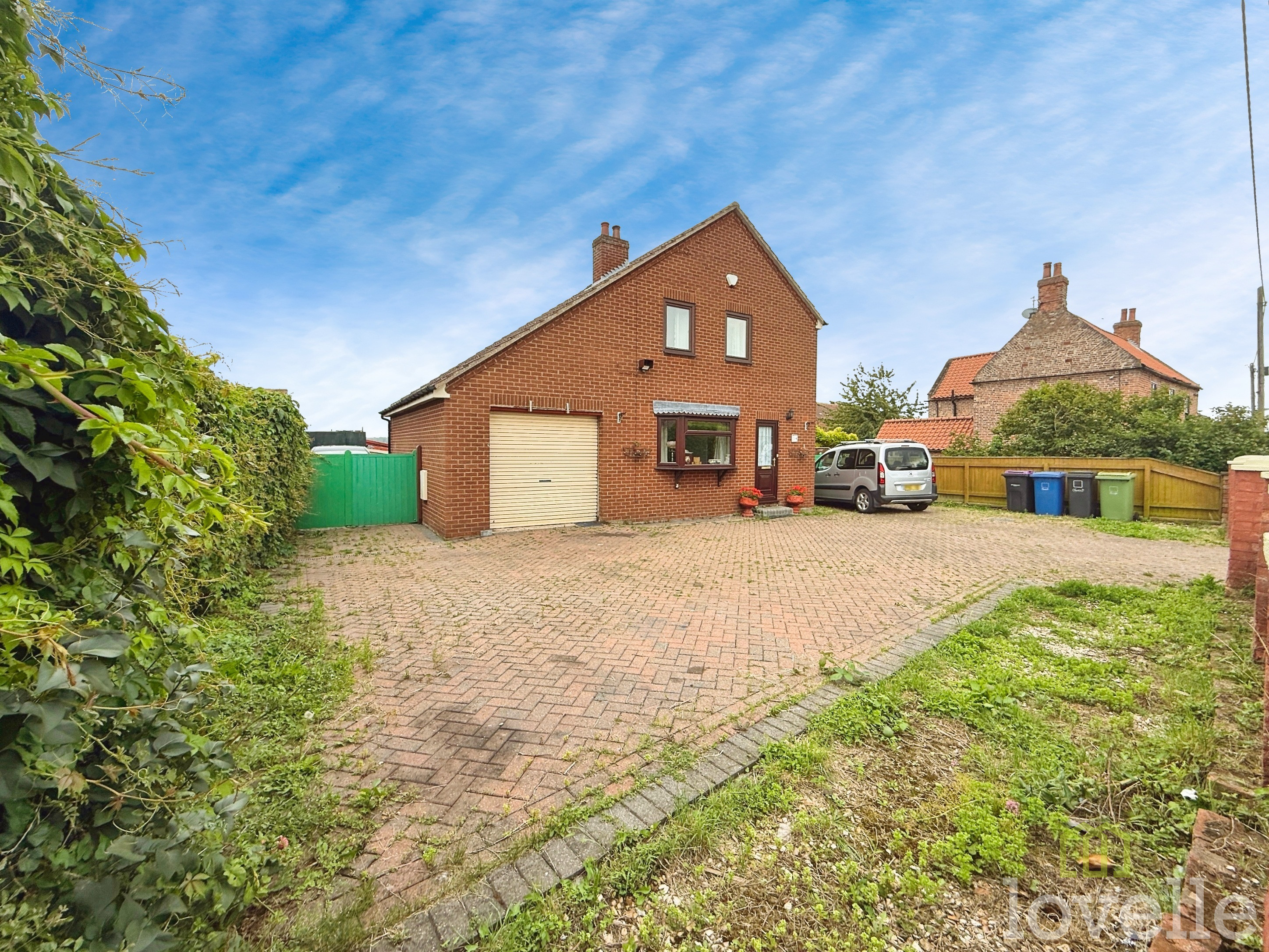 2 bedroom Detached house Under Offer