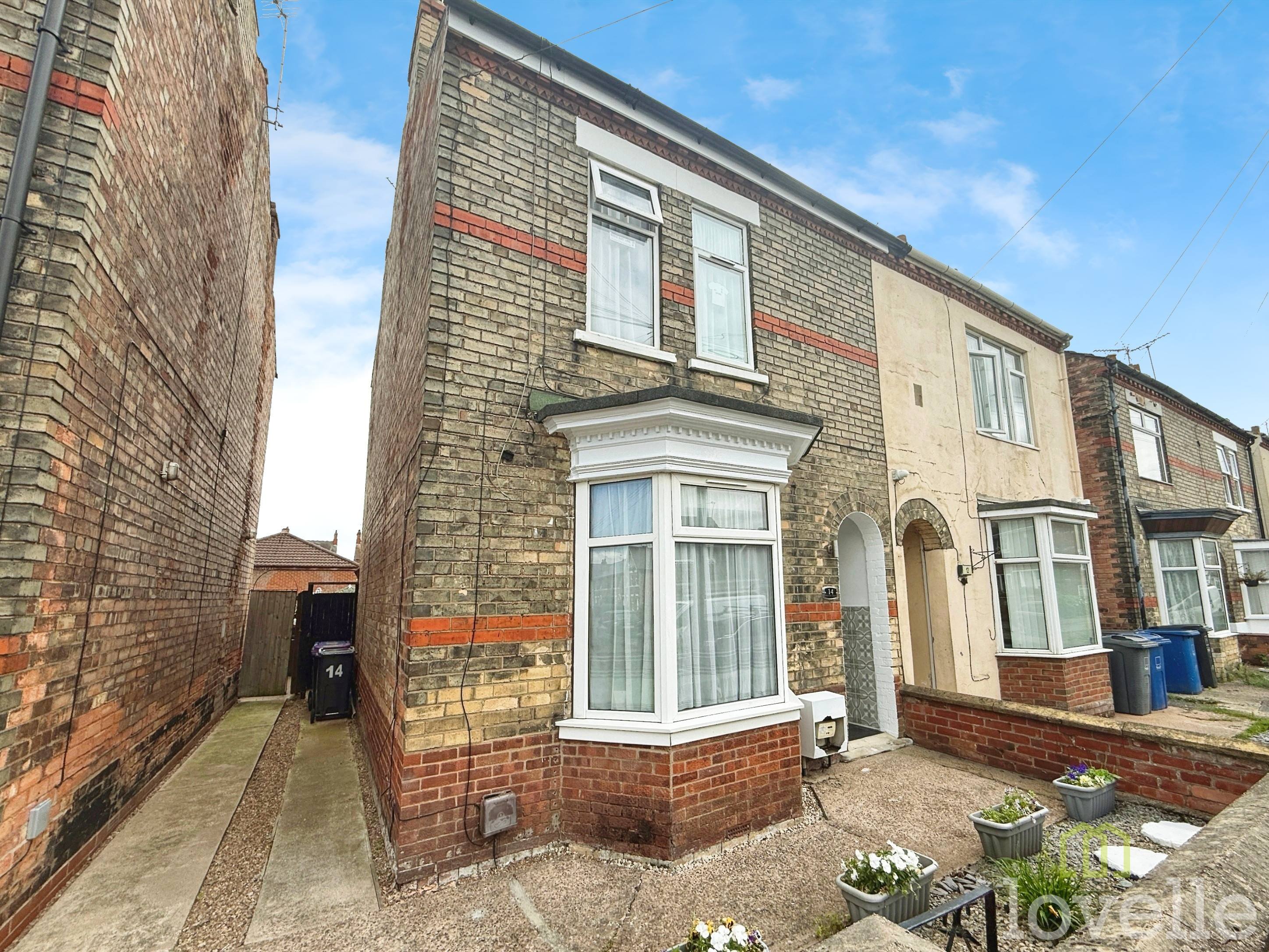3 bedroom Semi-detached house Under Offer