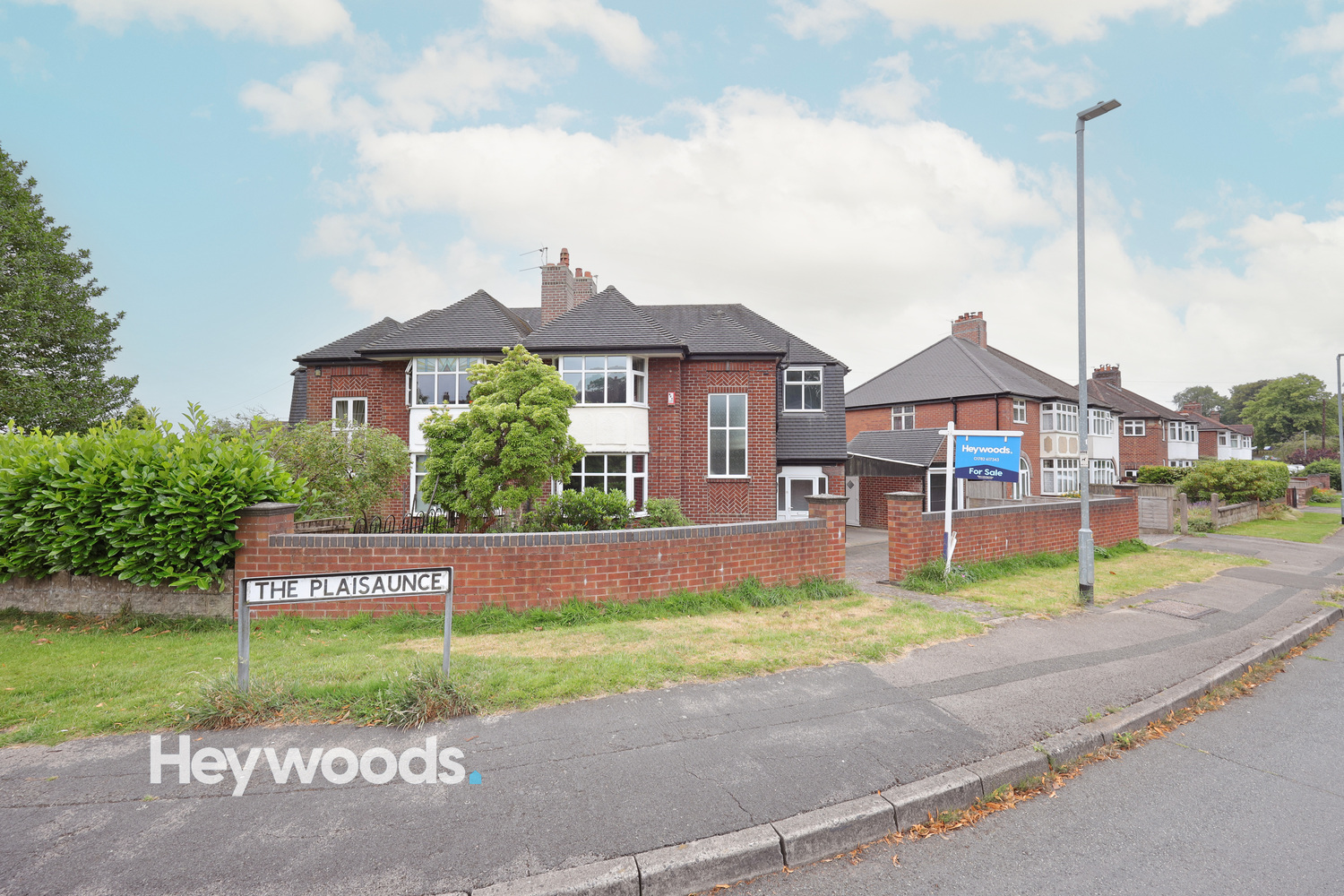 4 bedroom Semi-detached house Under Offer