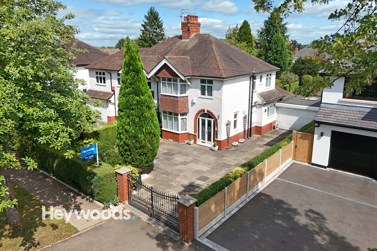3 bedroom Semi-detached house Under Offer