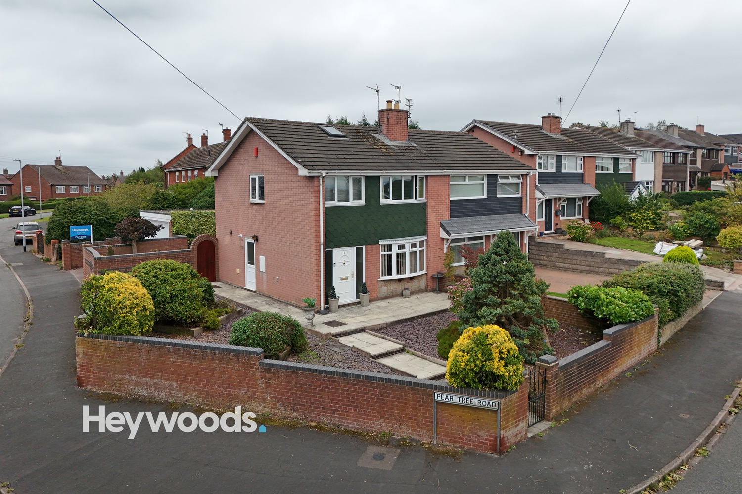 3 bedroom Semi-detached house Under Offer