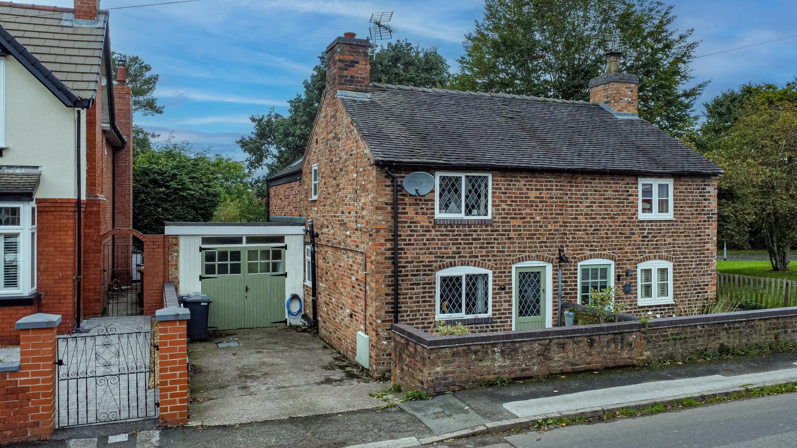 2 bedroom Semi-detached house Under Offer