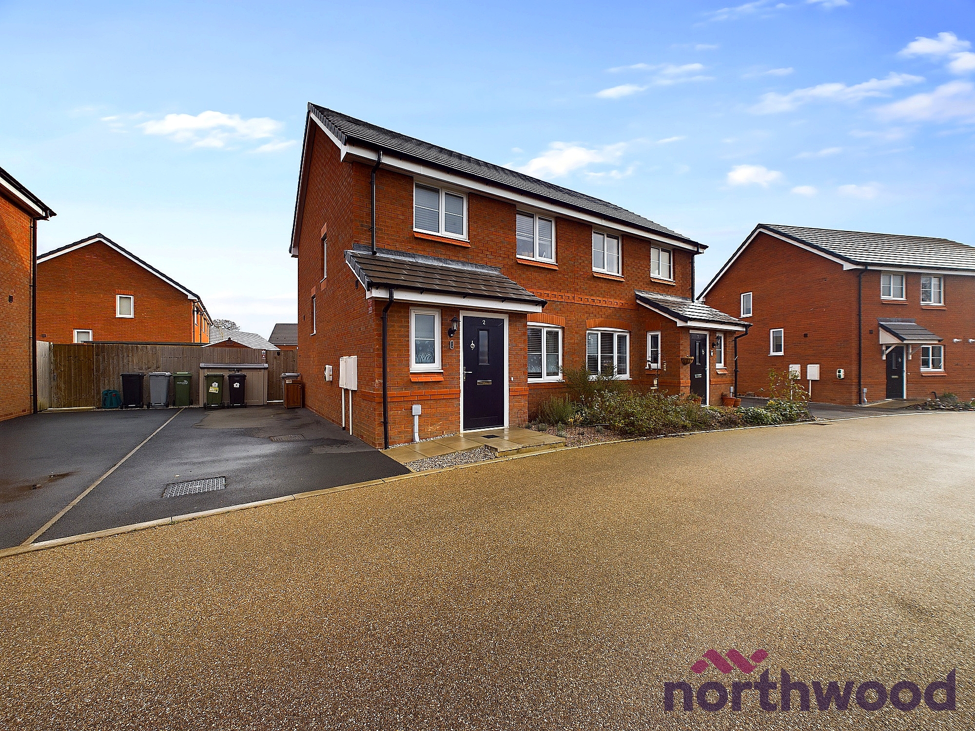 2 bedroom Semi-detached house Under Offer