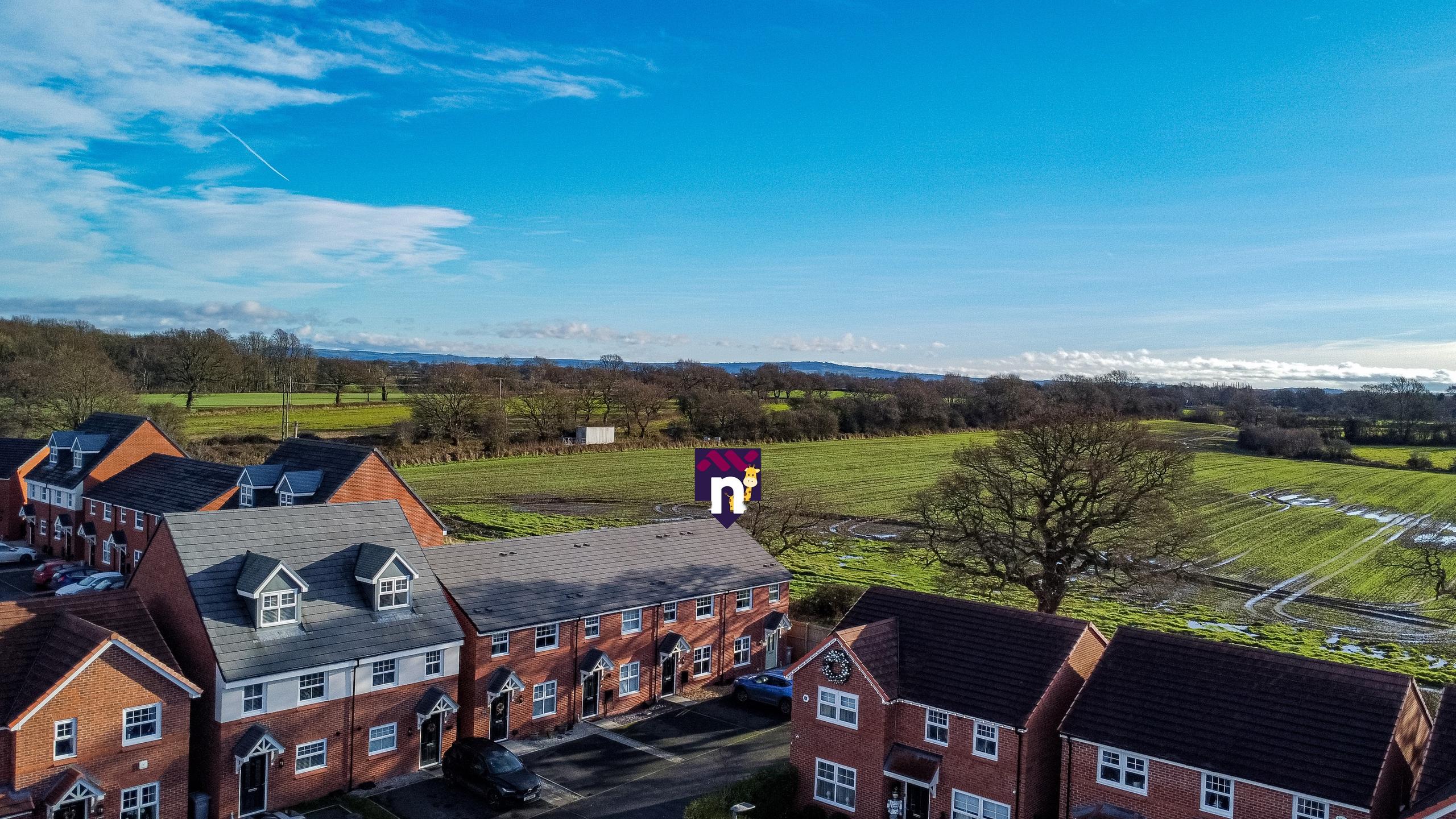 3 bedroom Semi-detached house Under Offer