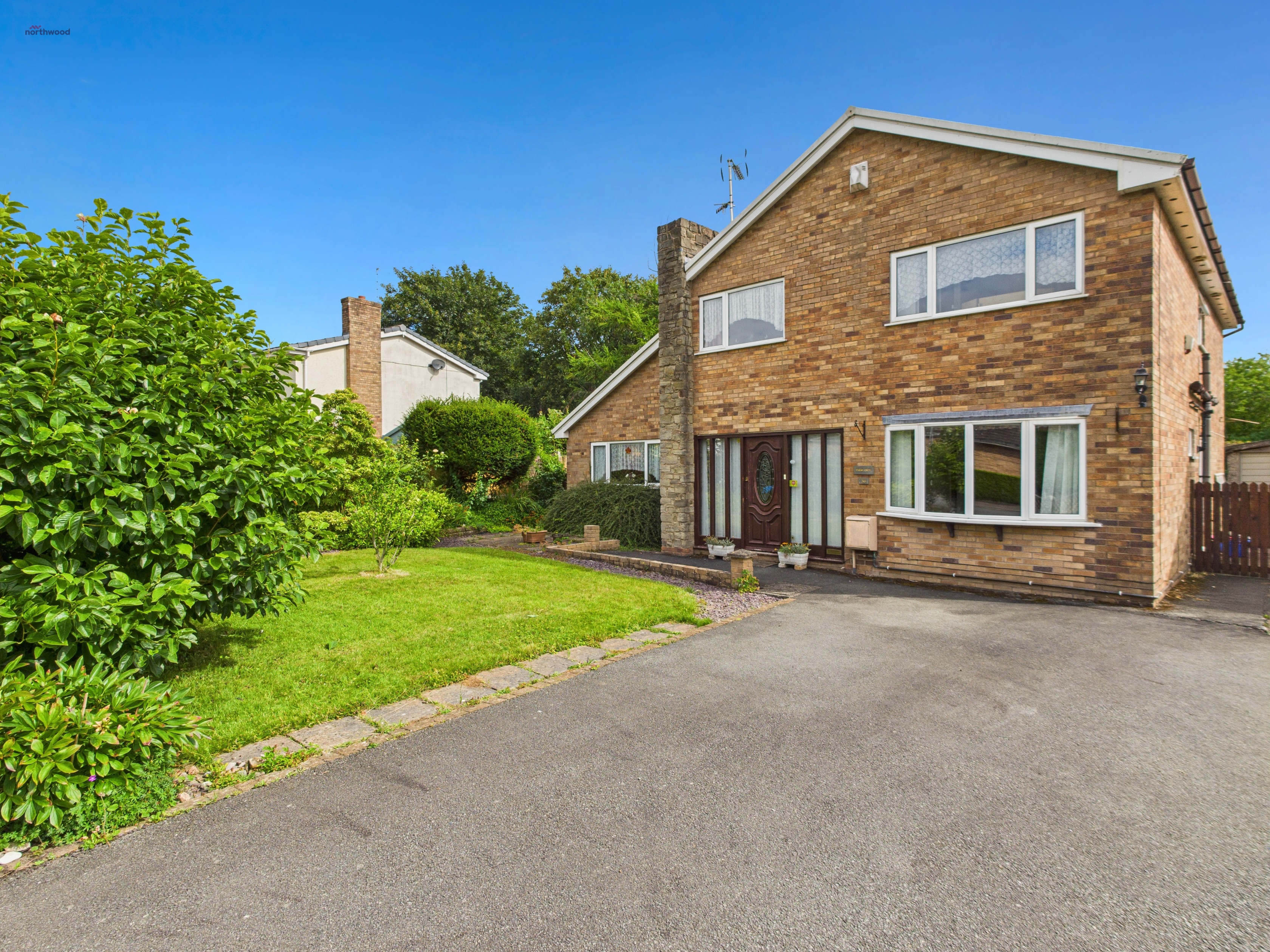 5 bedroom Detached house Under Offer