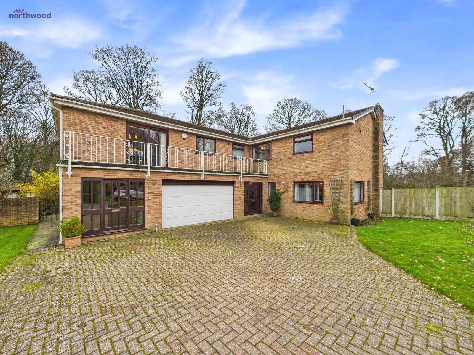 5 bedroom Detached house Under Offer
