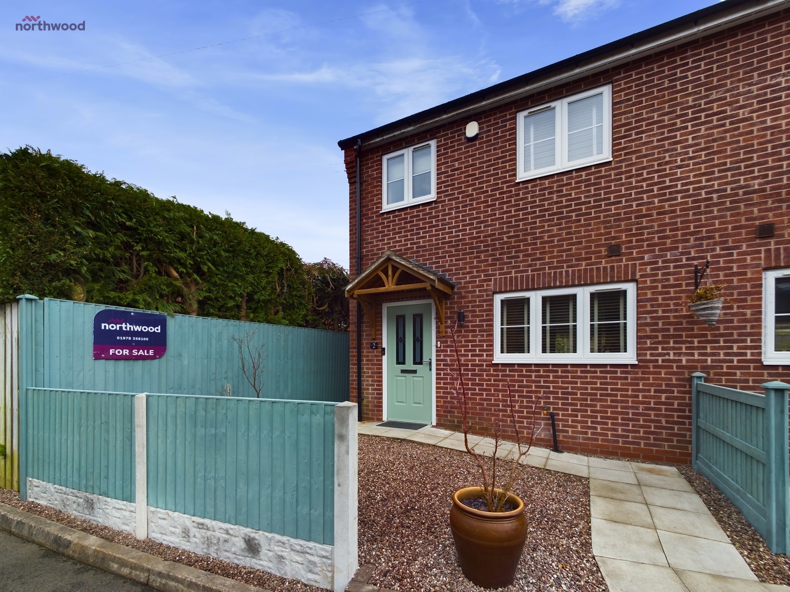 3 bedroom Semi-detached house Under Offer