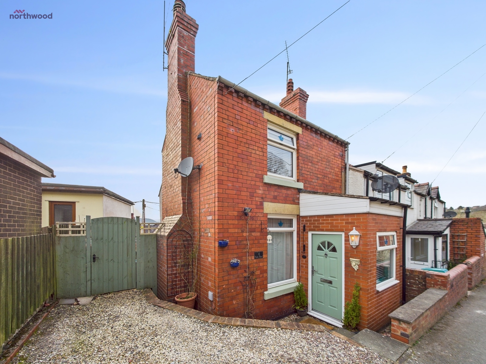 2 bedroom Semi-detached house Under Offer