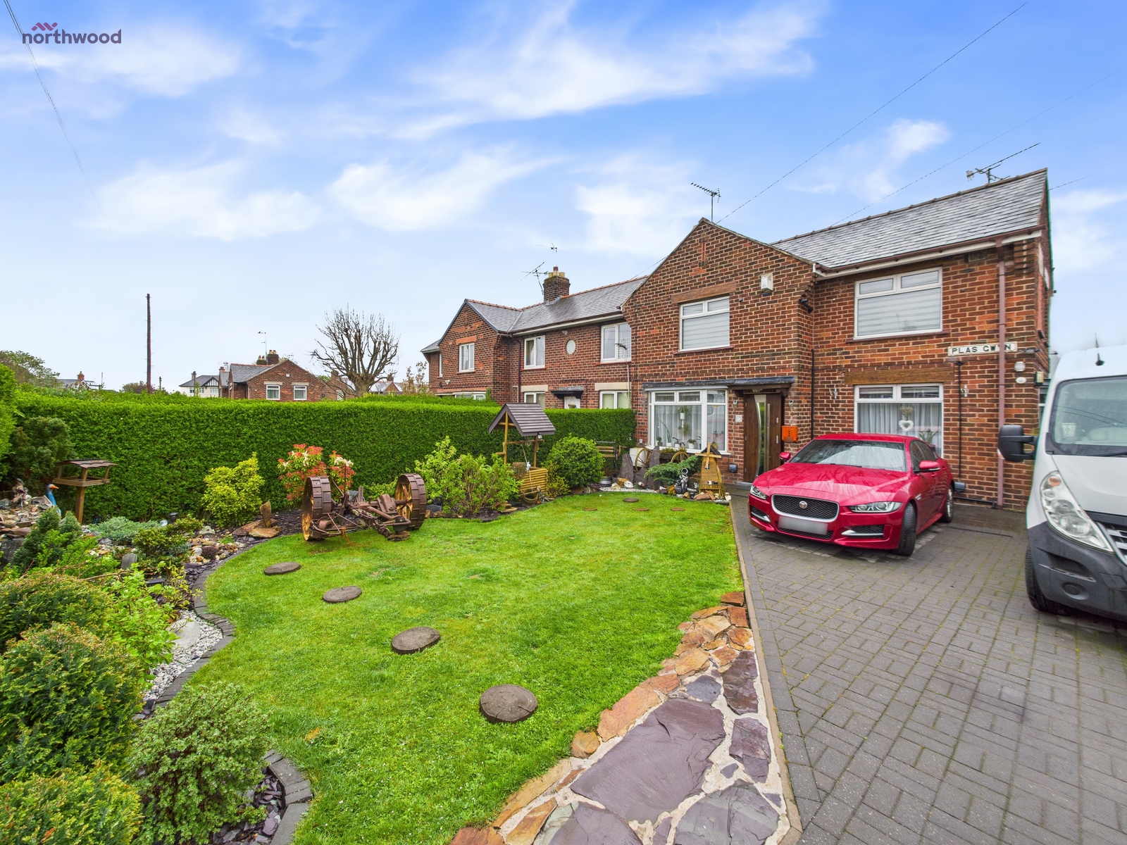 3 bedroom Semi-detached house Under Offer