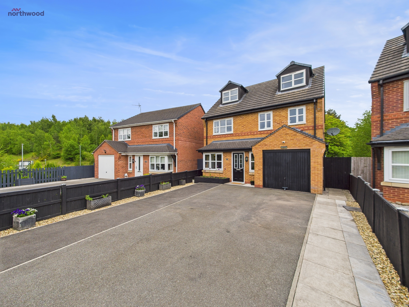5 bedroom Detached house Under Offer