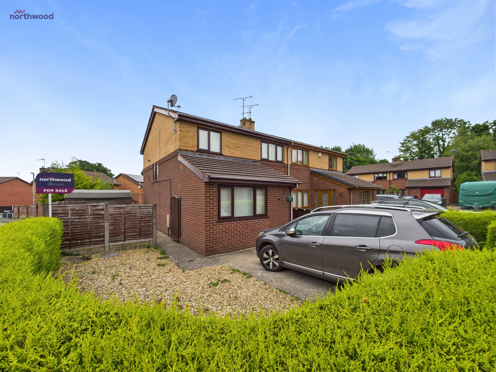 3 bedroom Semi-detached house Under Offer