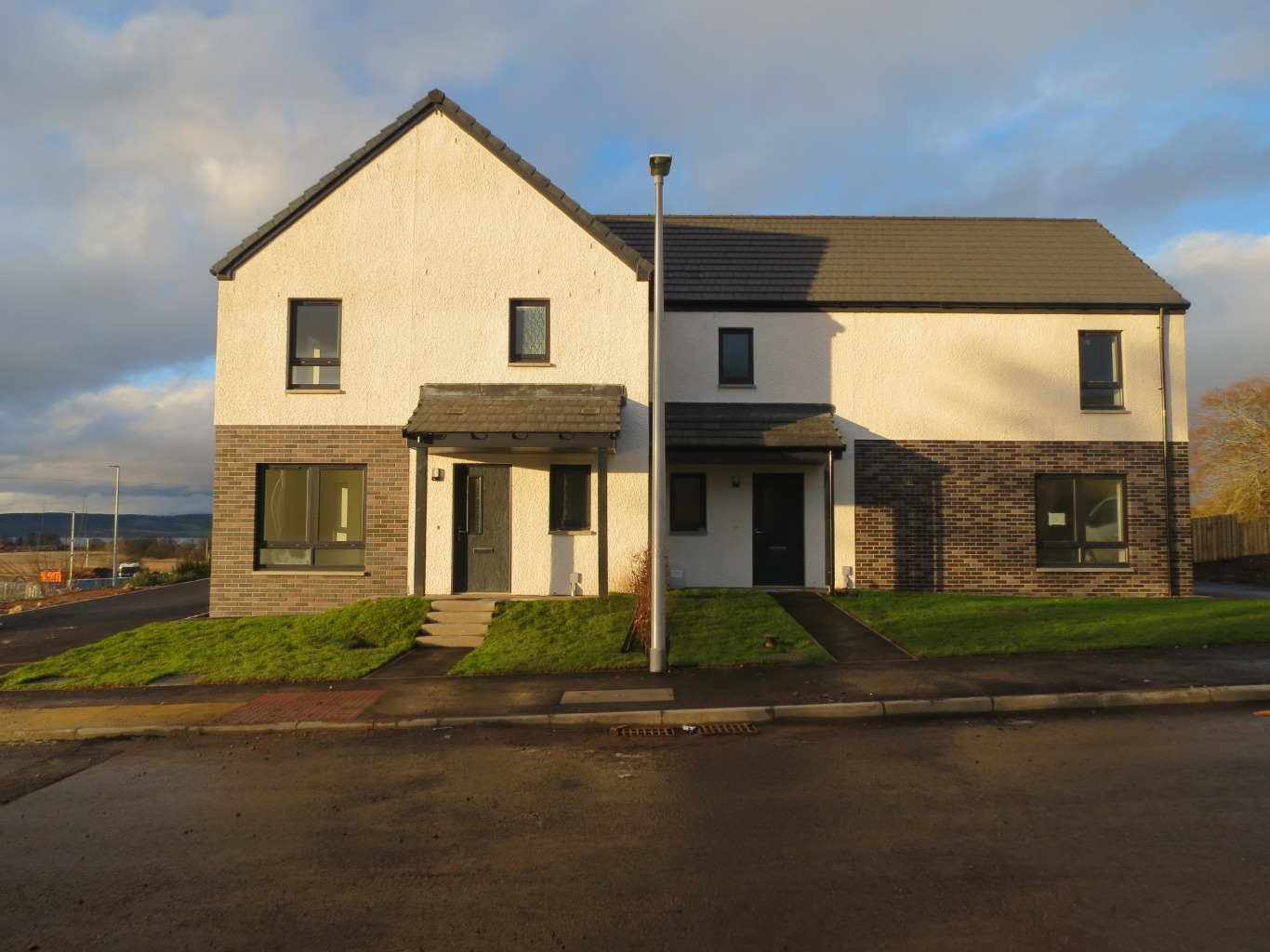 3 bedroom Semi-detached house Under Offer