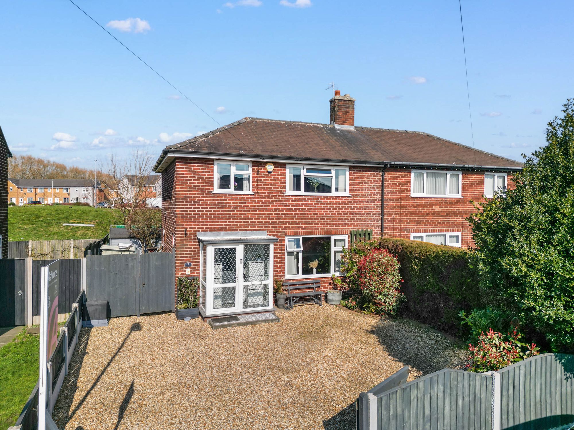 3 bedroom Semi-detached house Under Offer