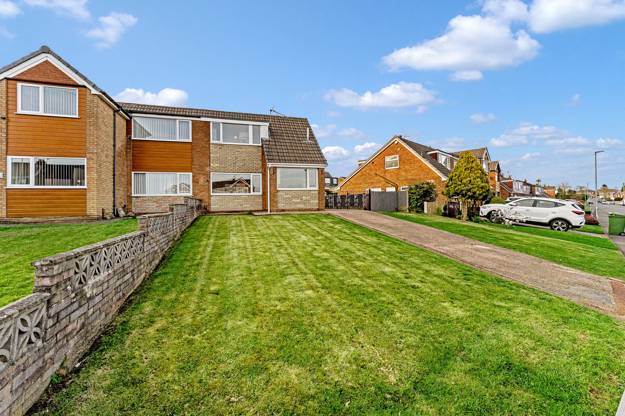 3 bedroom Semi-detached house Under Offer