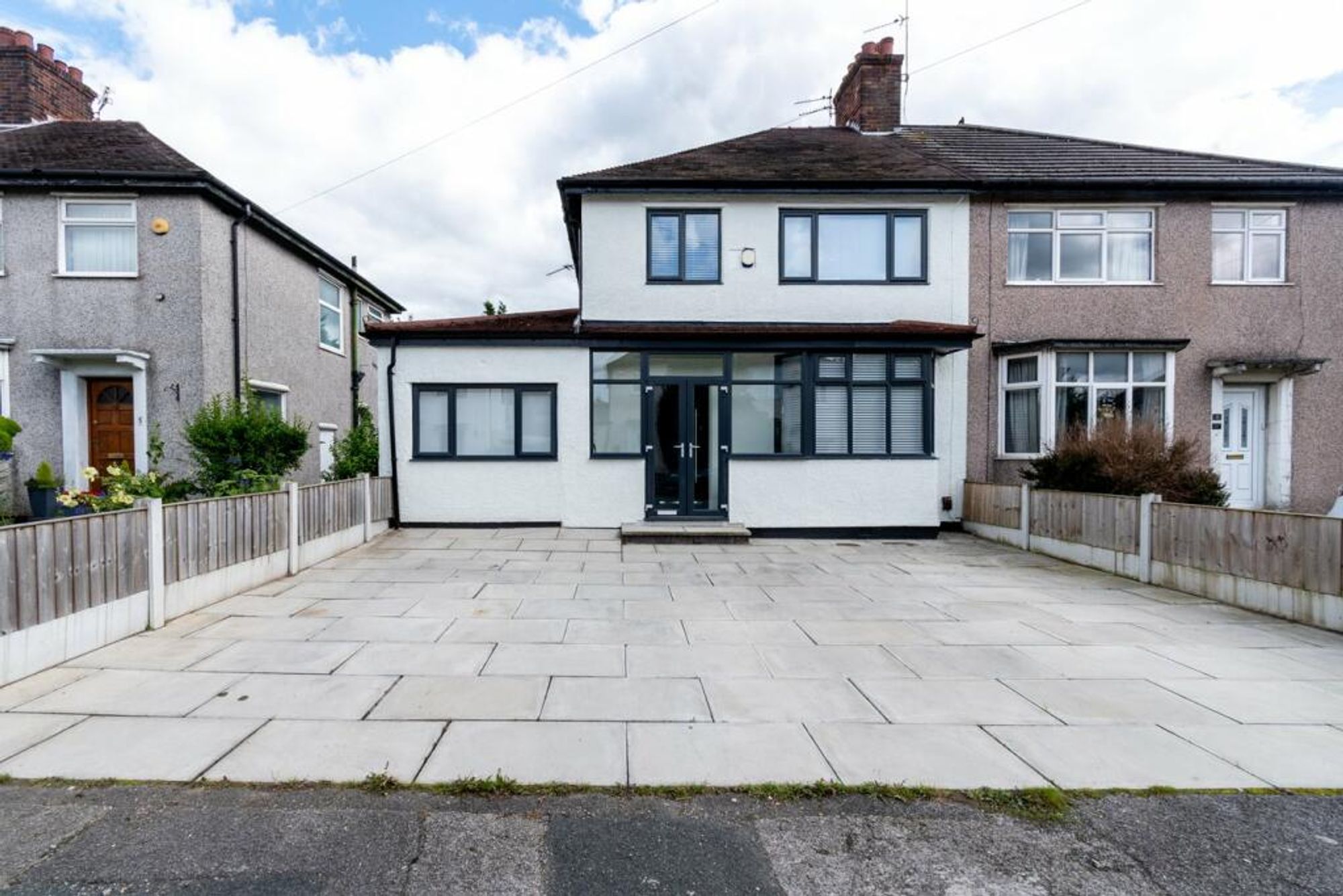 4 bedroom Semi-detached house Under Offer