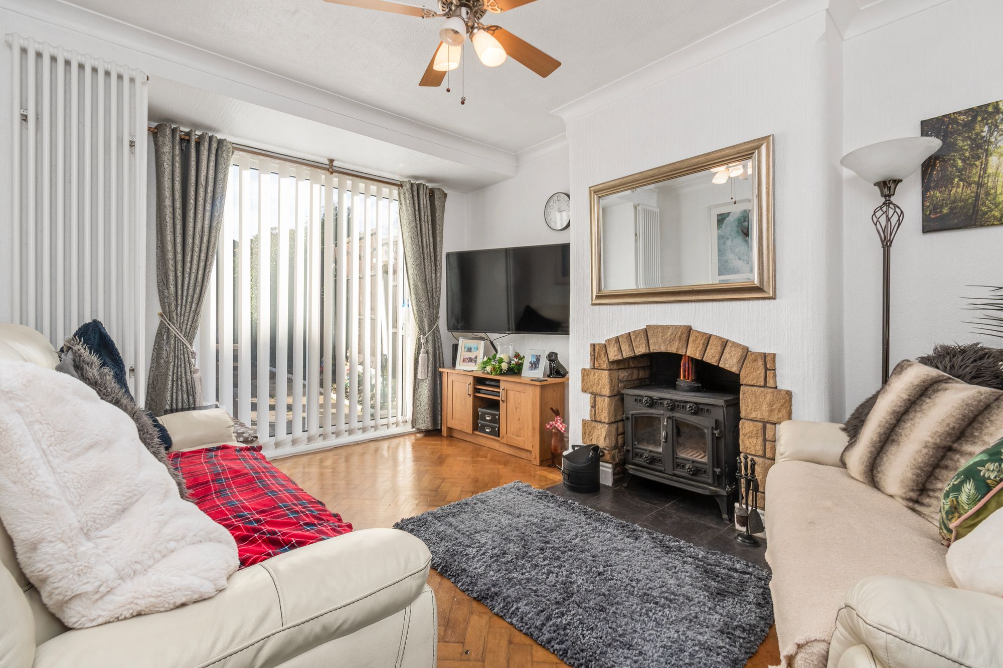 3 bedroom Semi-detached house Under Offer